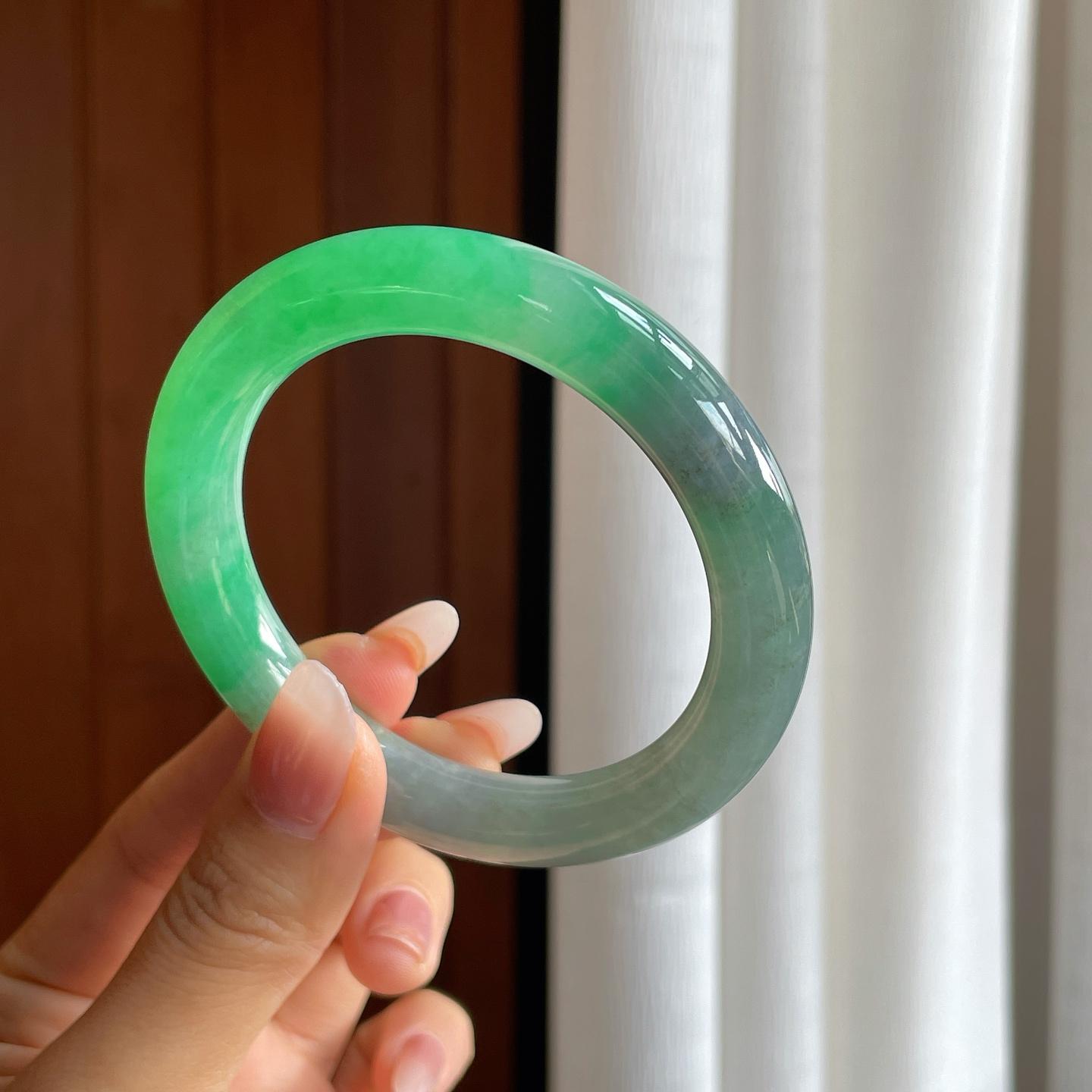 糯冰阳绿翡翠圆条手镯（56.6mm）（yc310537）