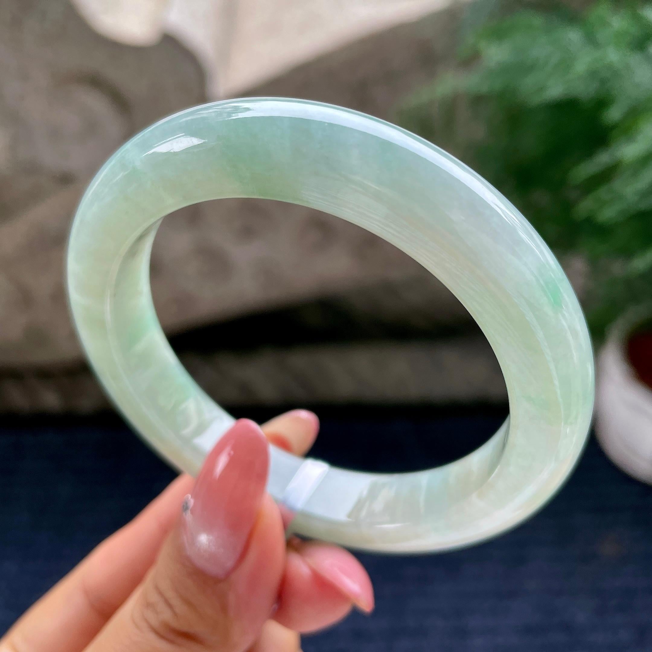 细糯种带底色飘花正圈平安镯55.7圈   天 然缅甸A货翡翠（yc441166）