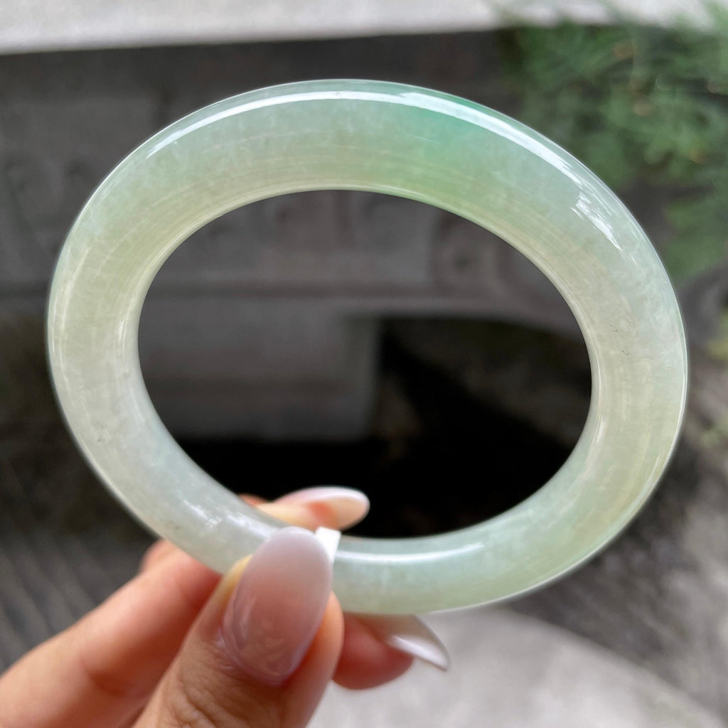 细糯种晴底飘绿花圆条手镯55圈           天然缅甸A货翡翠（yc407874）