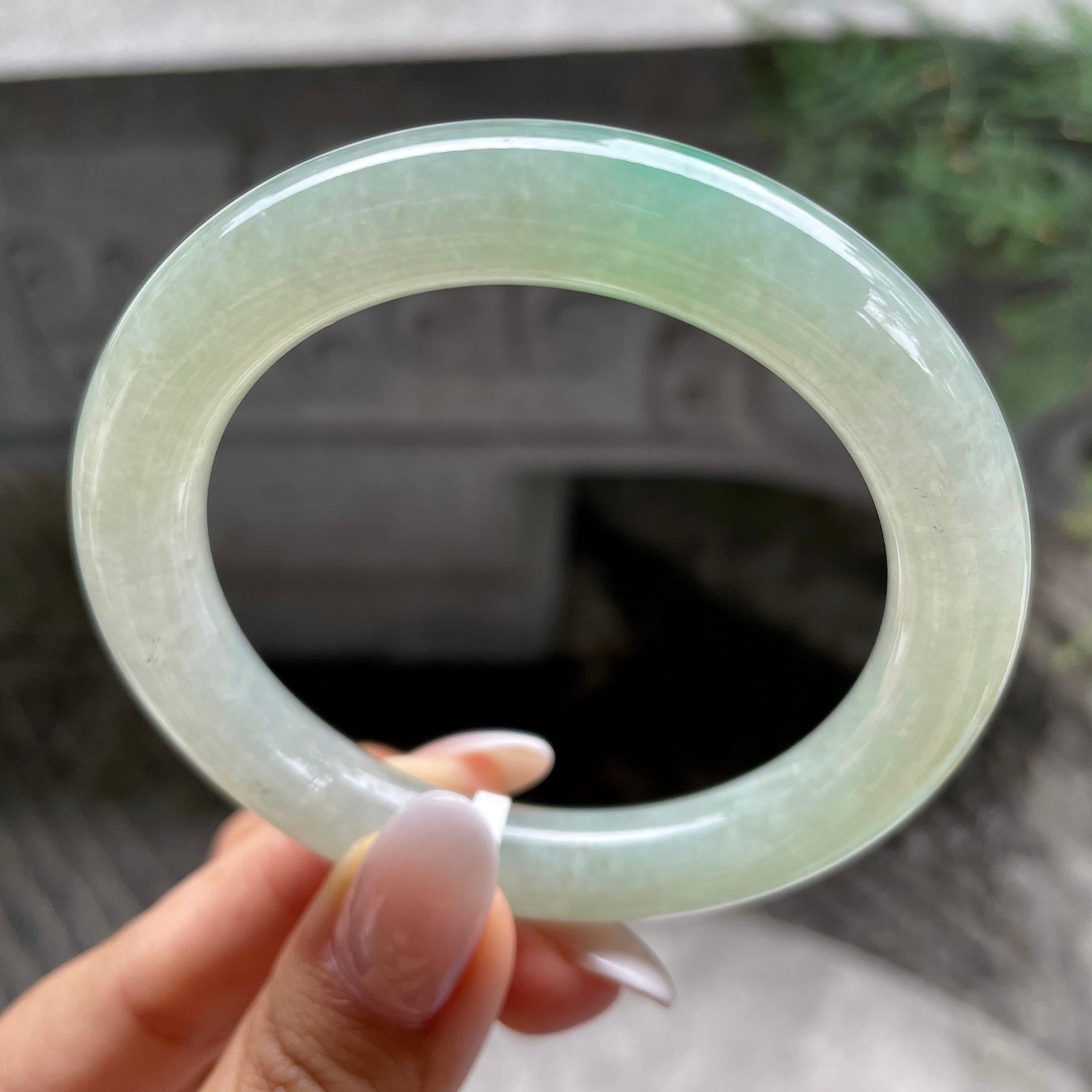 细糯种晴底飘绿花圆条手镯55圈           天然缅甸A货翡翠（yc407874）