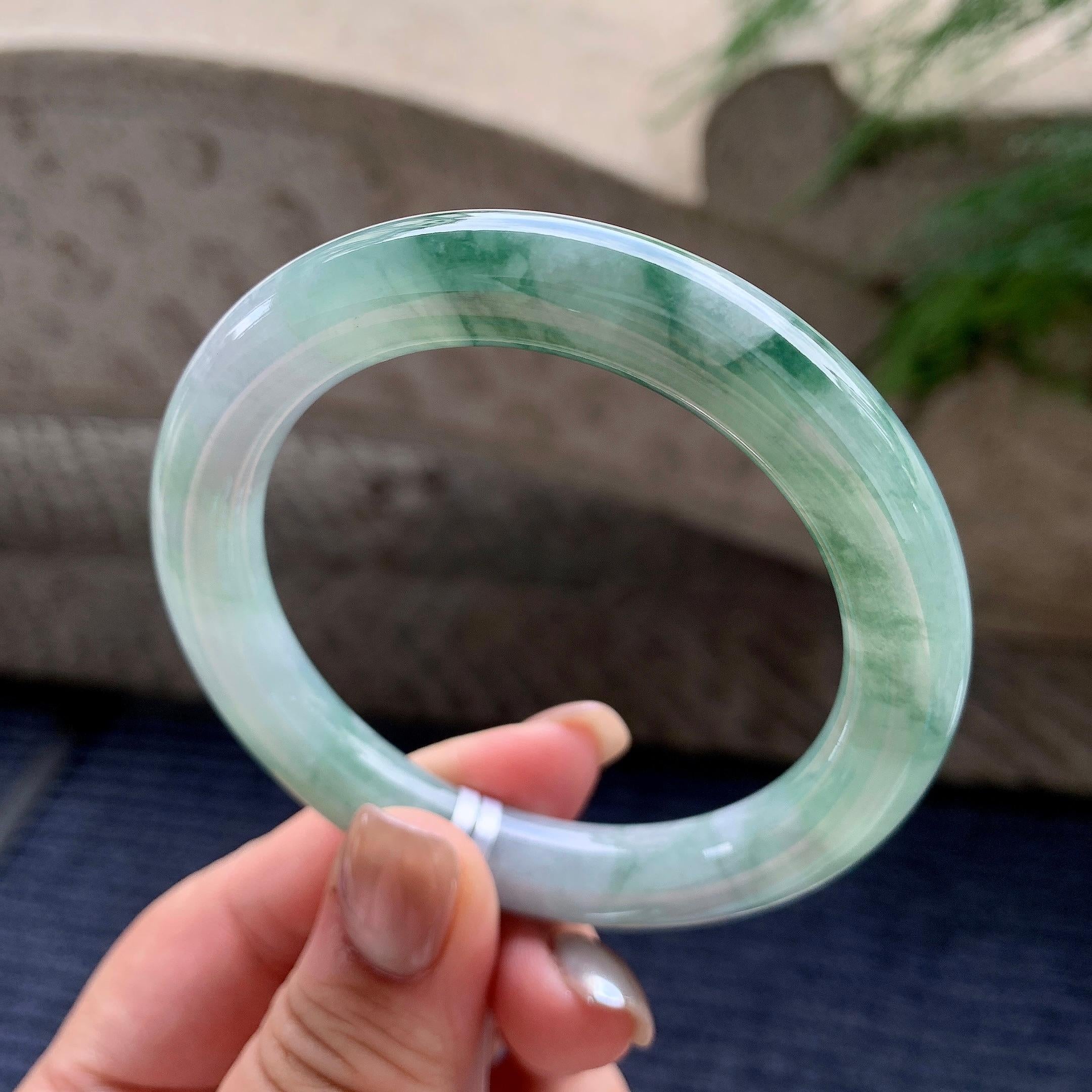 细糯种飘绿花圆条手镯  55圈口  天然缅甸A货翡翠（yc421276）