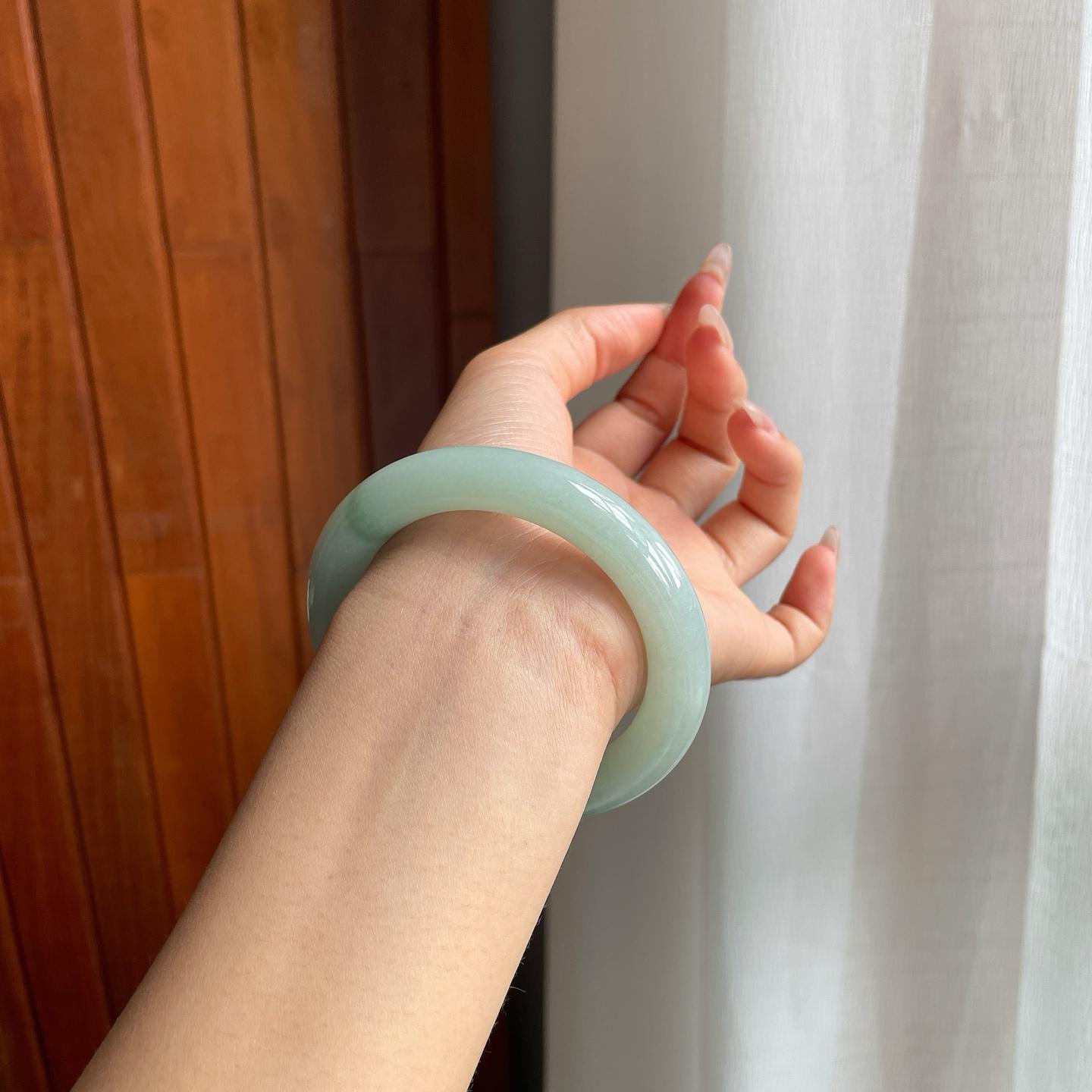 糯冰种晴底飘花翡翠圆条手镯（56mm）（yc199650）
