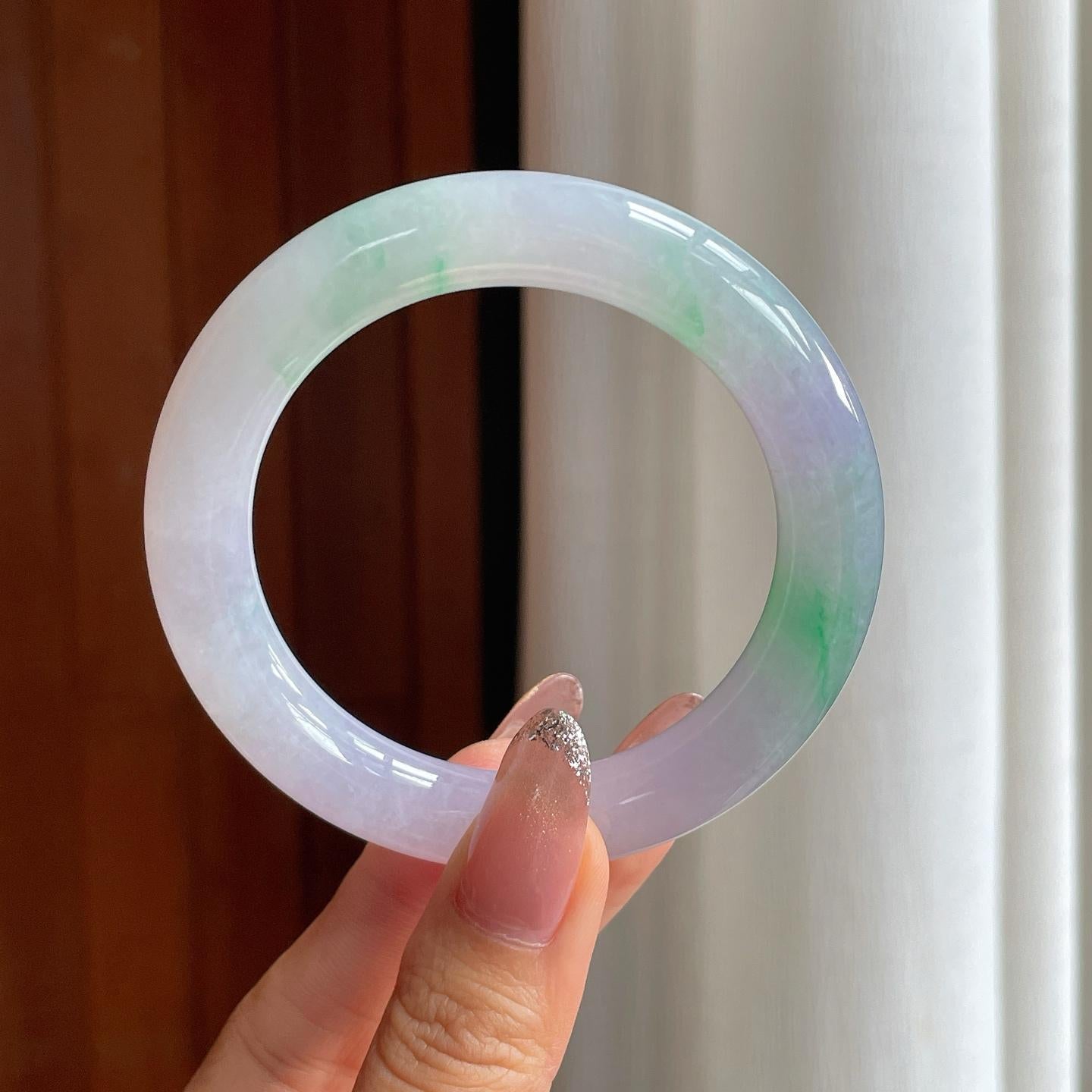 糯冰春底带色翡翠圆条手镯（55.5mm）（yc361745）