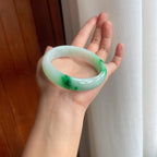 糯冰宽版飘绿花翡翠平安镯（60.5mm）（yc249150）
