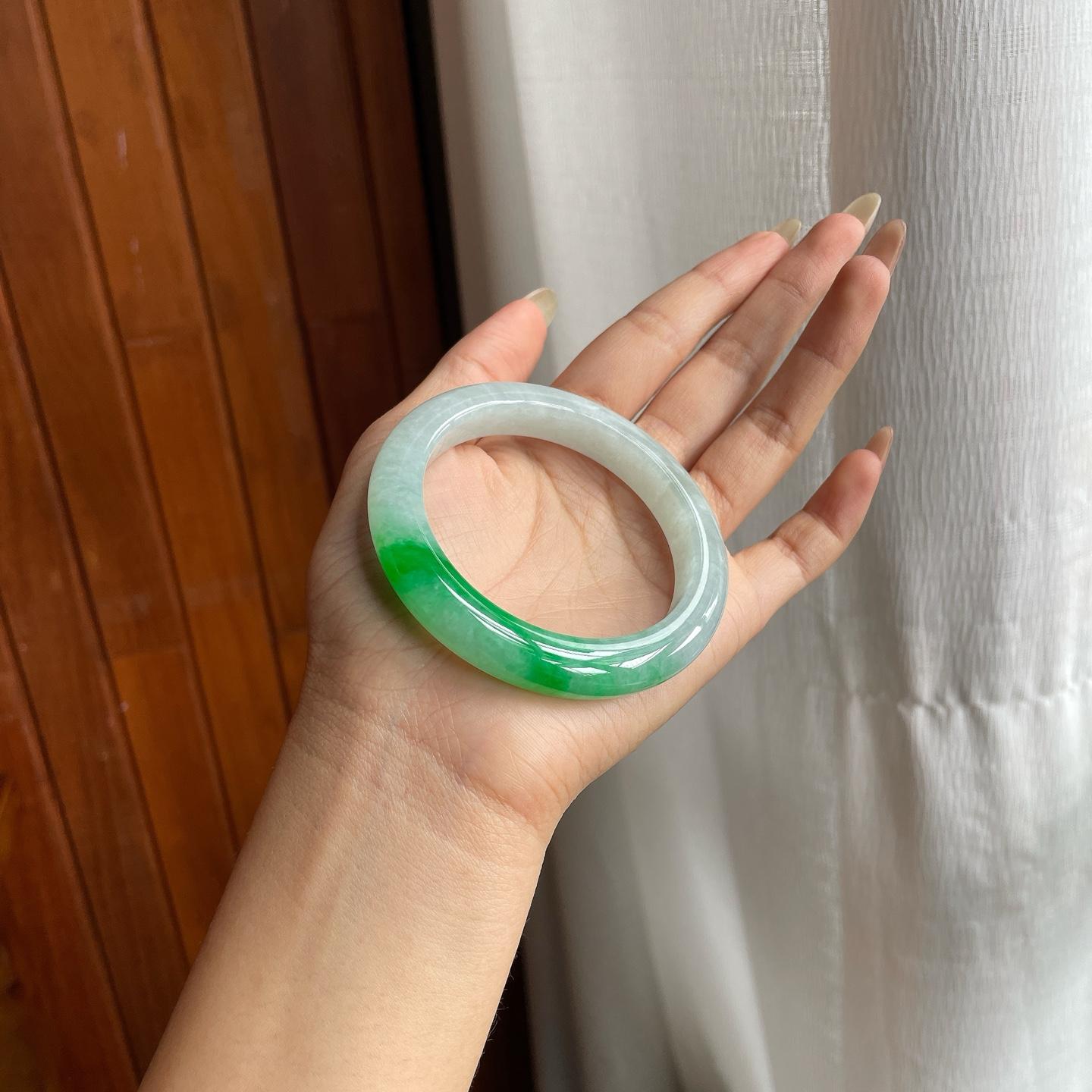 糯种白底青带色翡翠平安镯（54mm）（yc223453）