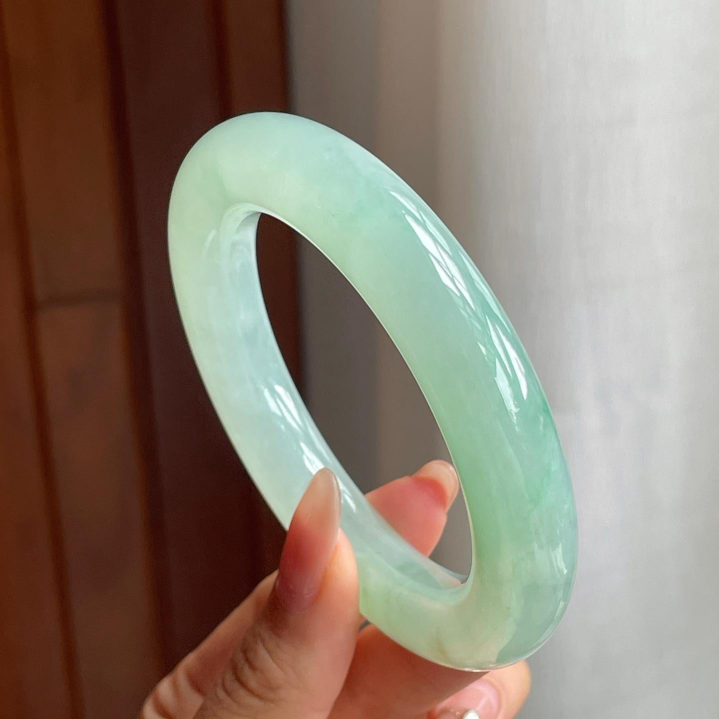 糯冰种晴底飘绿花翡翠圆条手镯（57mm）（yc198346）