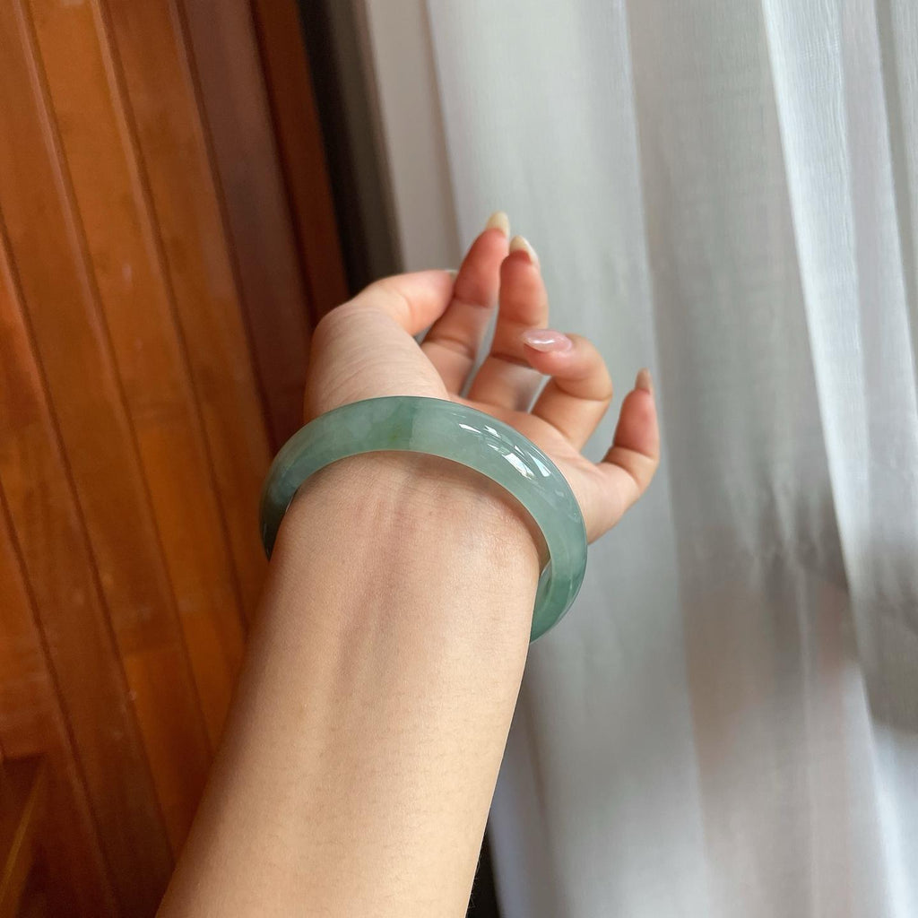 糯冰种湖水绿带黄翡翡翠平安镯（56mm）（yc220241）