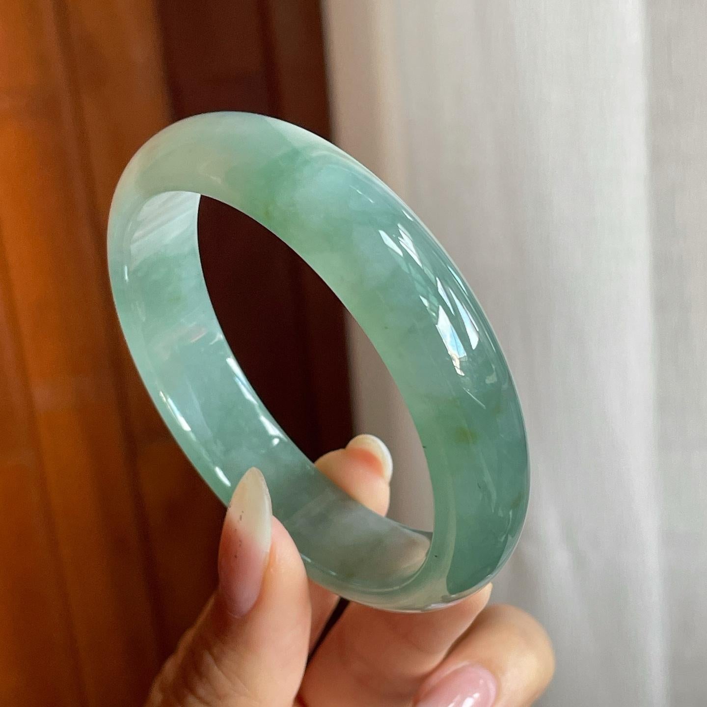 糯冰种湖水绿带黄翡翡翠平安镯（56mm）（yc220241）