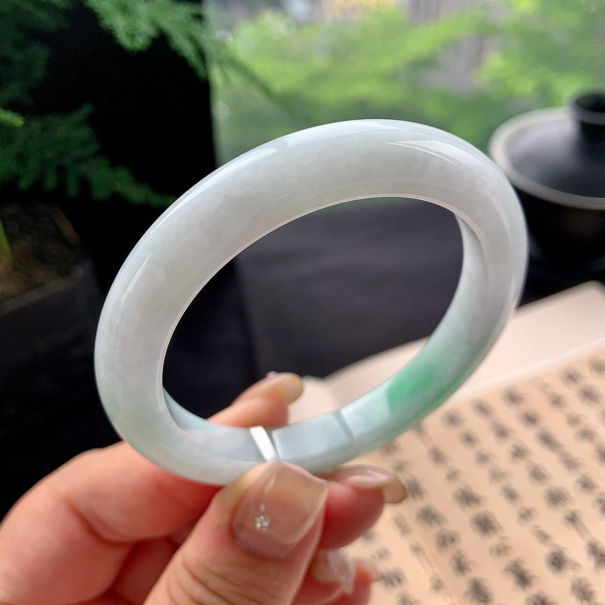 细糯种淡晴底飘绿正圈平安镯 52.5圈口 天然缅甸A货翡翠（yc473064）