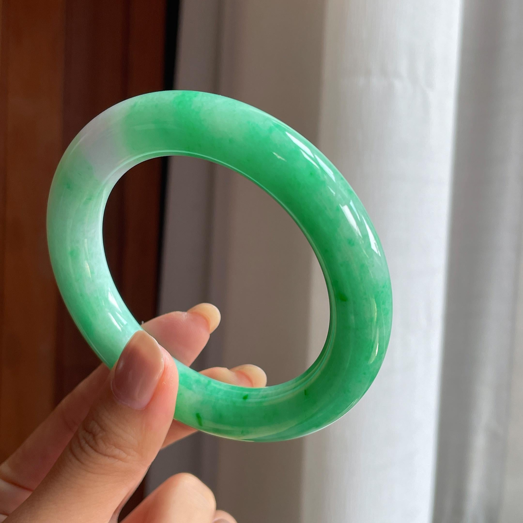 糯冰飘绿花翡翠圆条手镯(59.5mm)（yc423954）