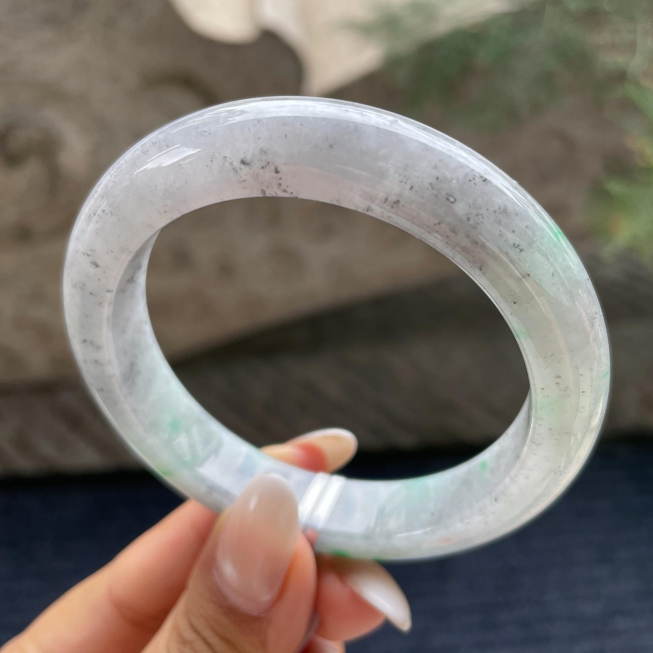 细糯种乌鸡飘绿花正圈平安镯57.3圈       天然缅甸A货翡翠（yc421273）