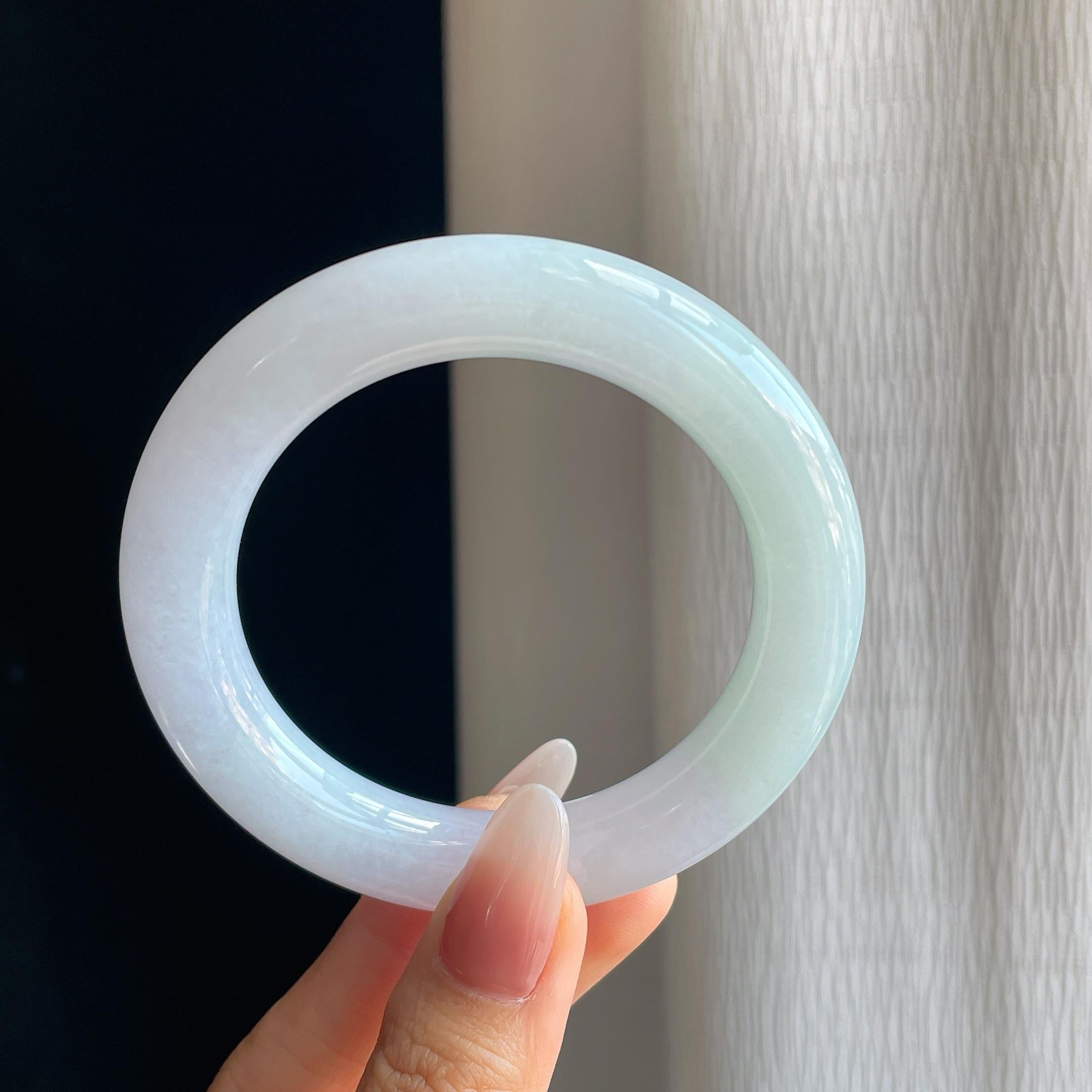 冰种淡春彩翡翠圆条手镯（55.5mm）（yc295019）