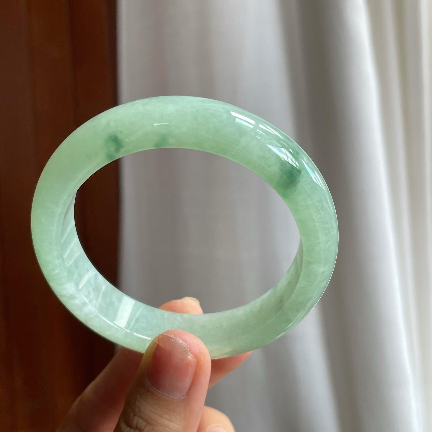 糯冰晴绿底飘花翡翠平安镯（56mm）（yc216040）