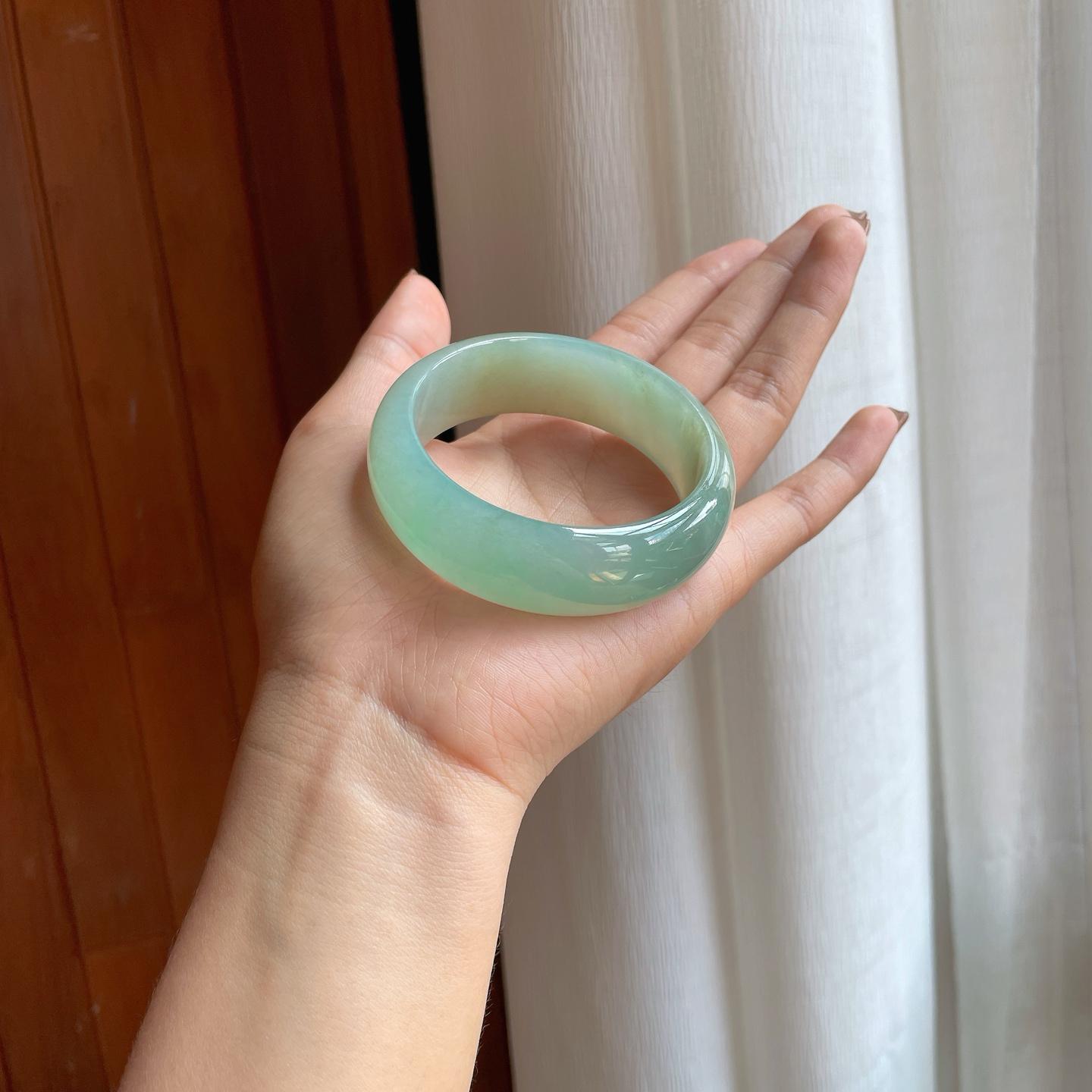 糯冰晴底宽版翡翠平安镯（56mm）（yc373874）