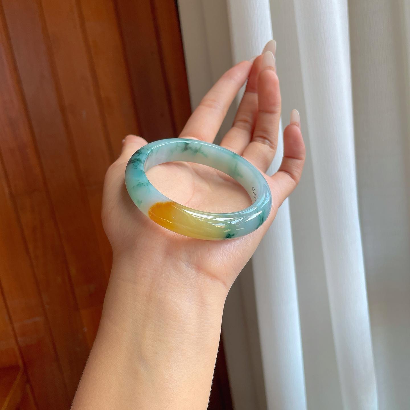 糯冰飘花带黄翡翡翠平安镯（56mm）（yc274579）