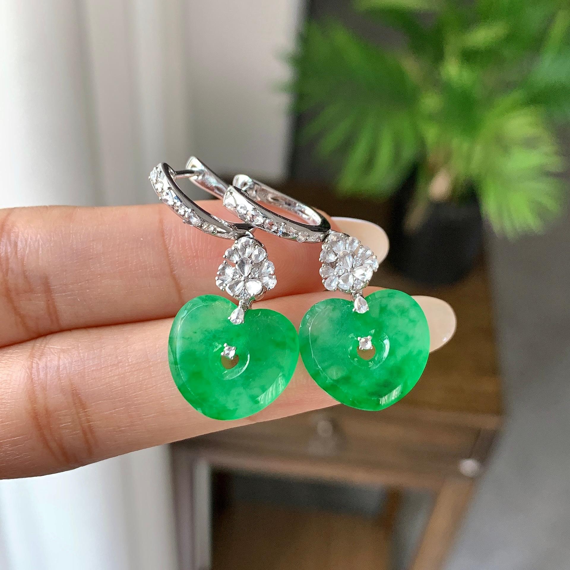 18K金钻镶糯冰种飘阳绿爱心耳坠（yc248200）