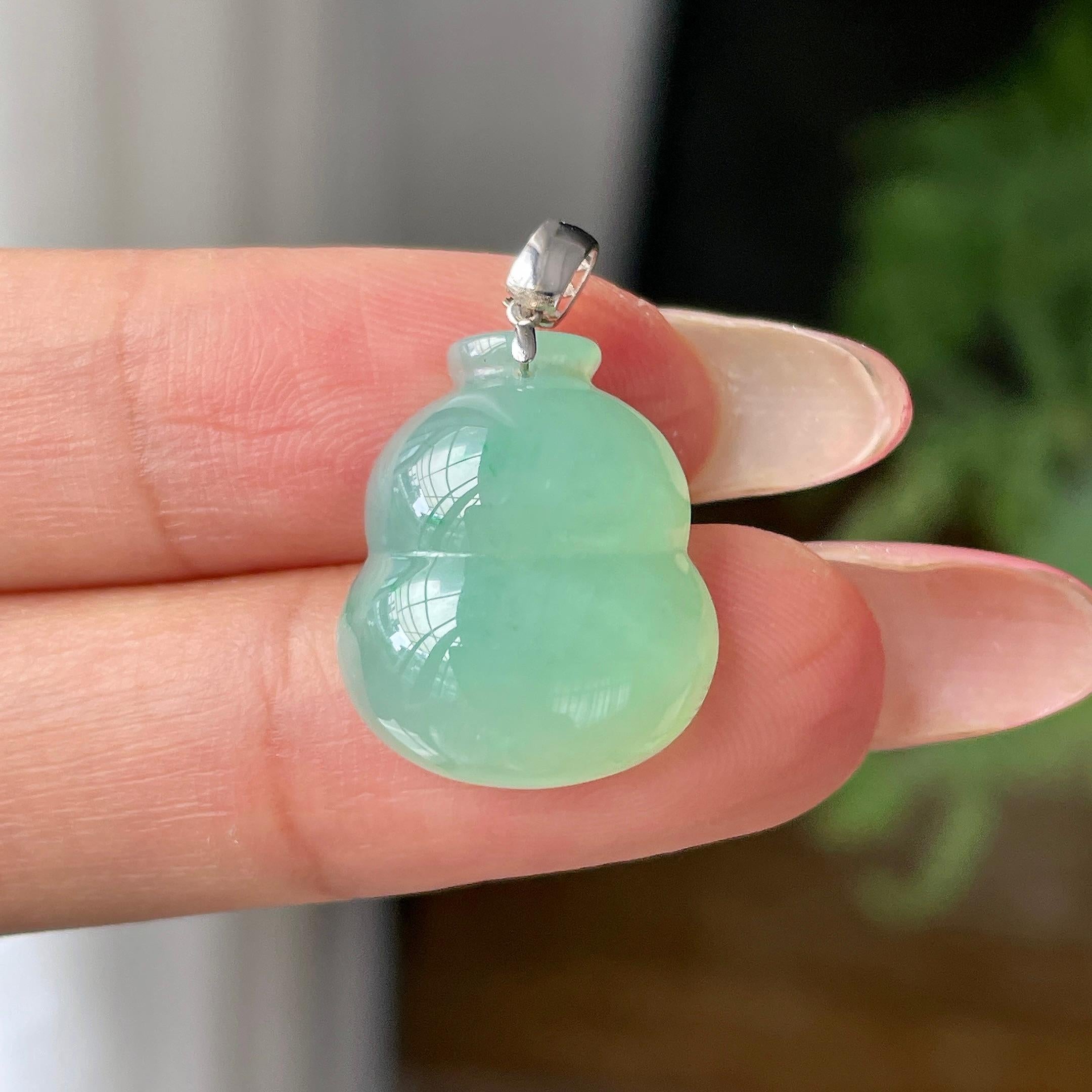 18k金糯冰种晴底飘绿葫芦吊坠          天然缅甸A货翡翠（yc447353）