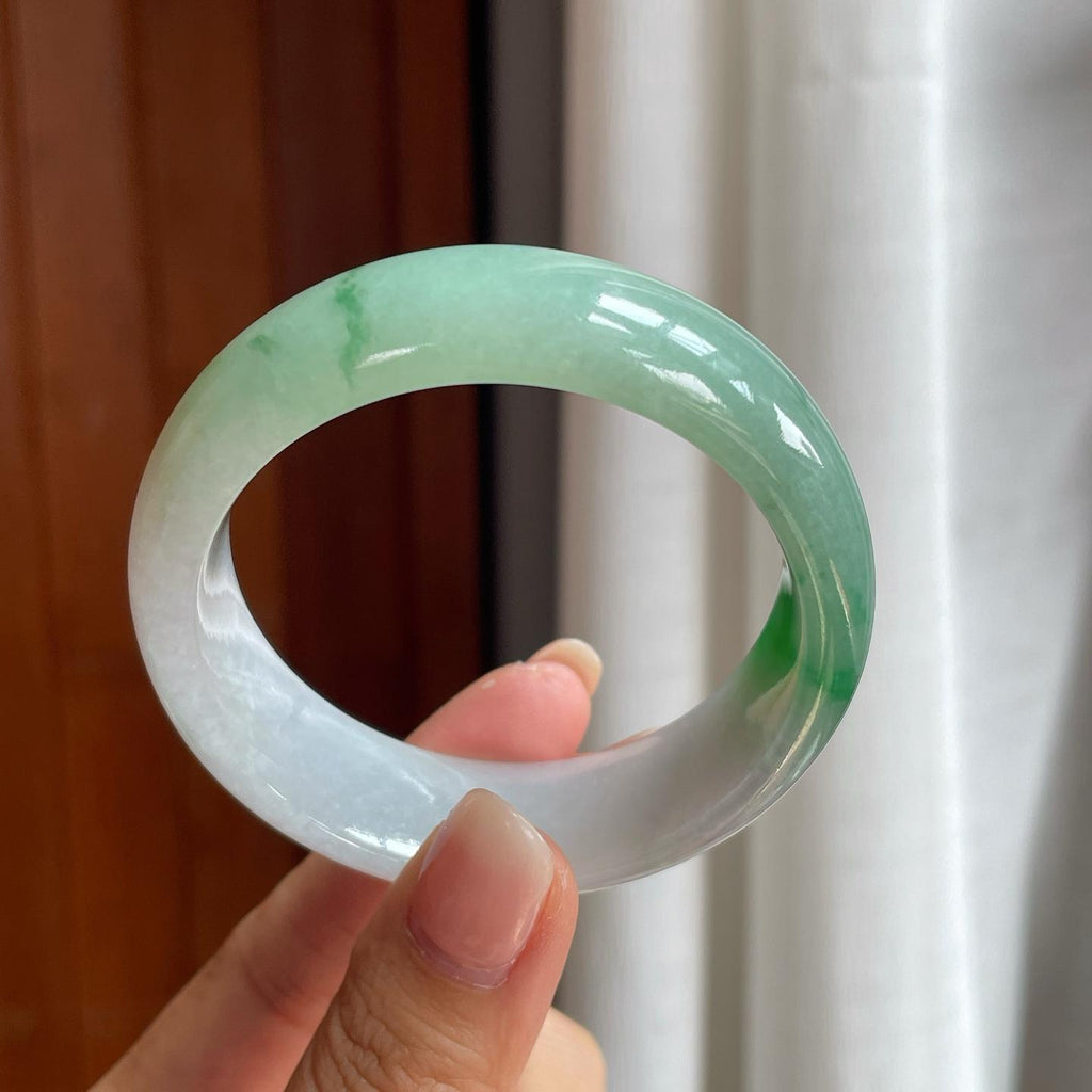 糯冰淡春底带色翡翠宽版镯（52.5mm）（yc400211）
