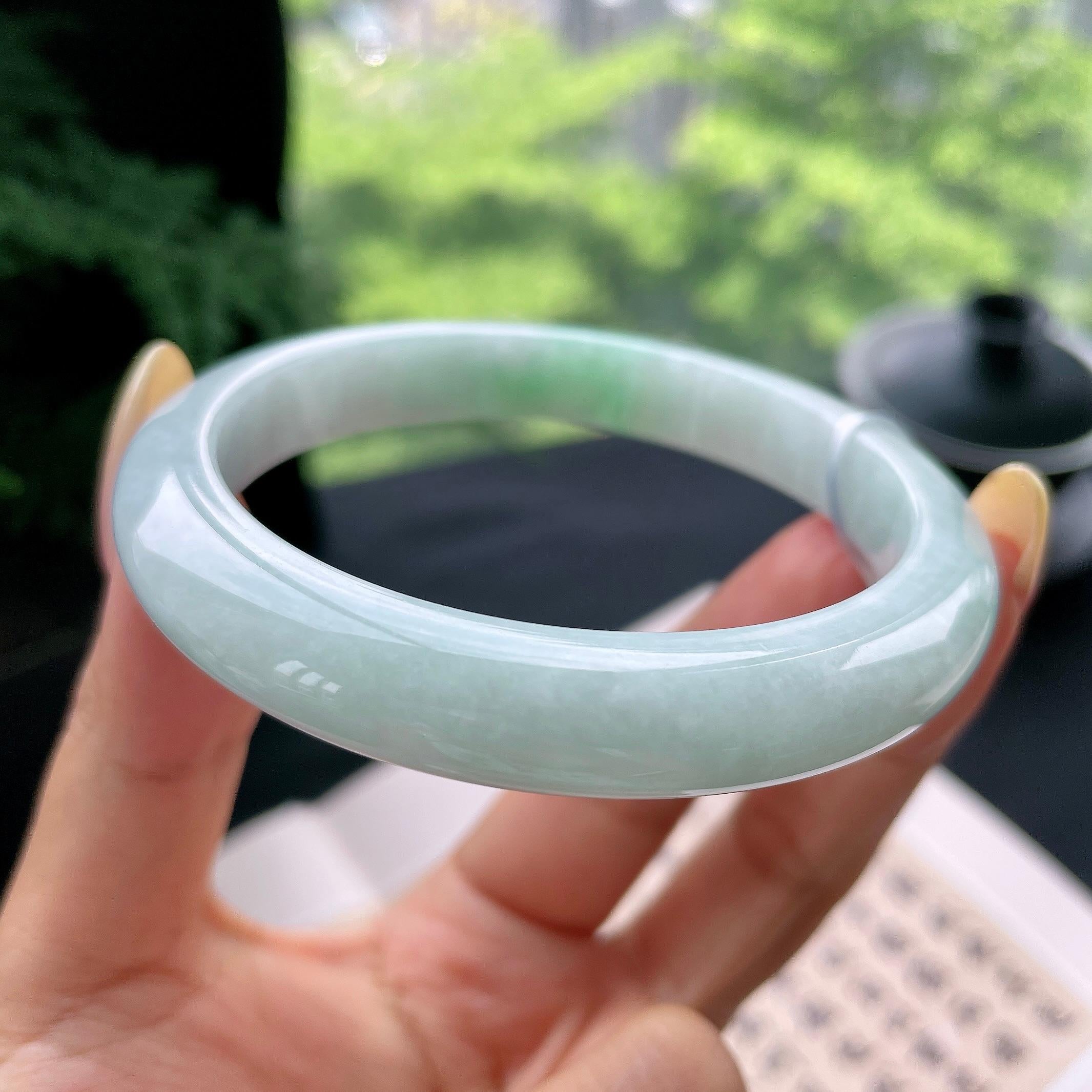 大圈口 细糯种飘绿正圈平安镯60.3圈 天然缅甸A货翡翠（yc473054）