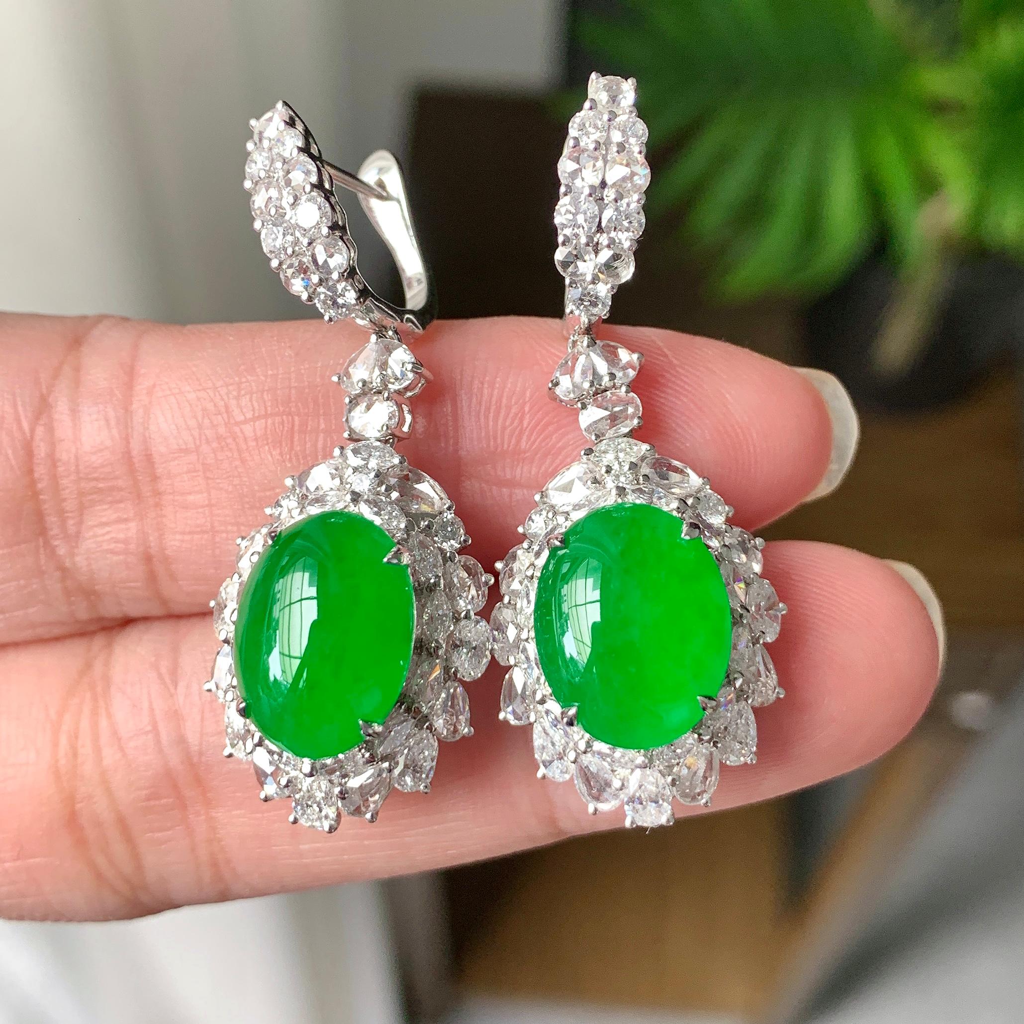 18K金钻镶糯冰种阳绿蛋面耳坠（yc254107）