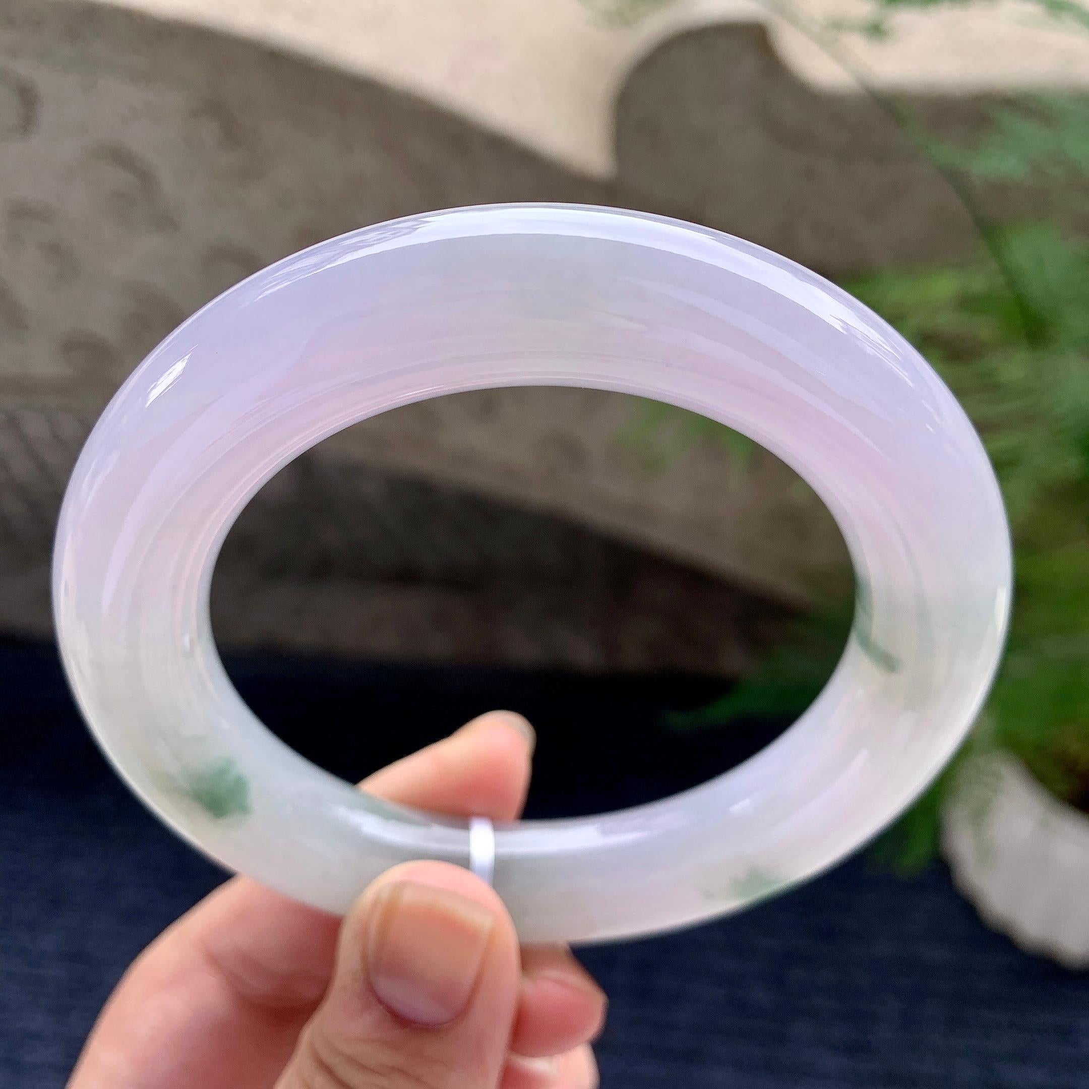 细糯种淡粉底飘花圆条手镯（59mm）