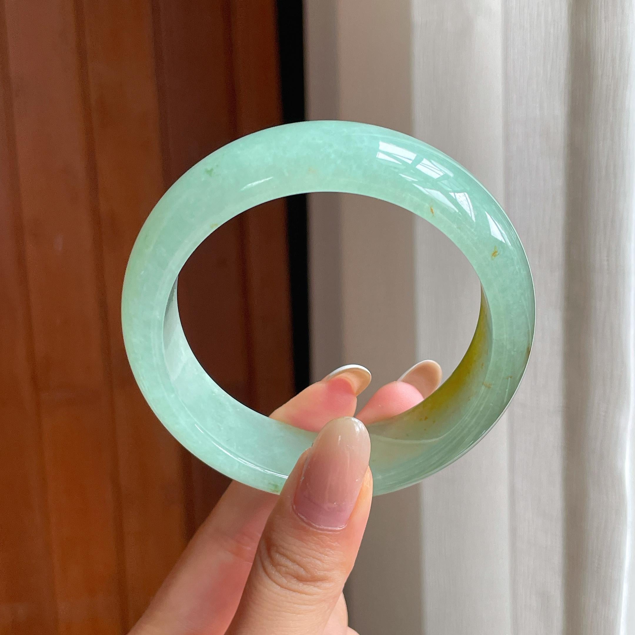 糯冰晴底飘黄宽版翡翠平安镯（59.2mm)（yc419481）