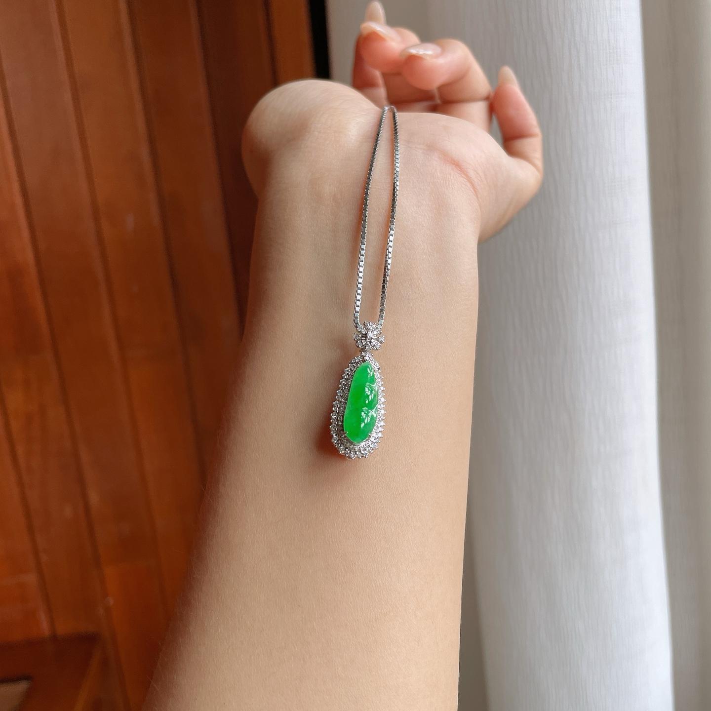 18k金镶糯冰满绿翡翠豆子（yc239604）