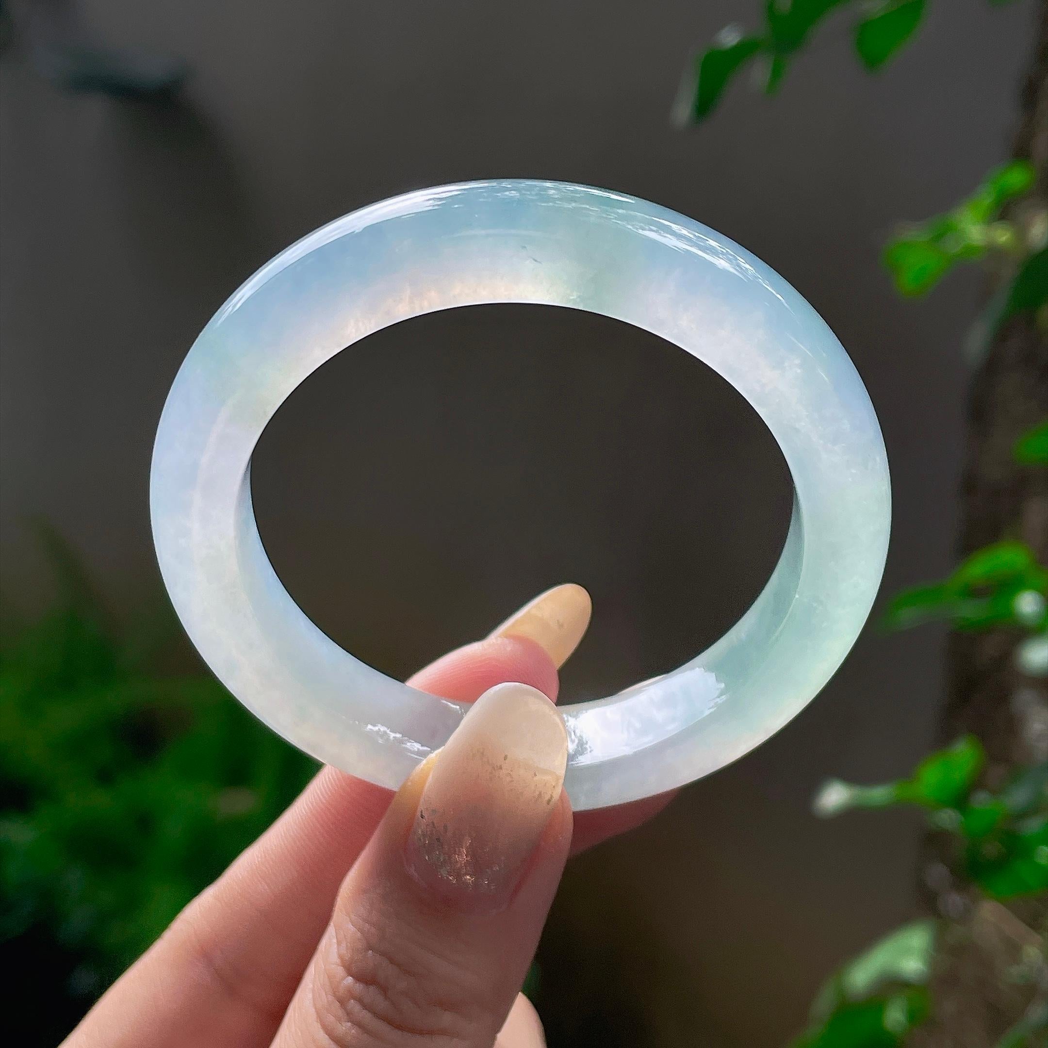 小圈口 冰种起光淡春彩带一抹飘花正圈平安镯 50圈 天然缅甸Ａ货翡翠（yc502521）