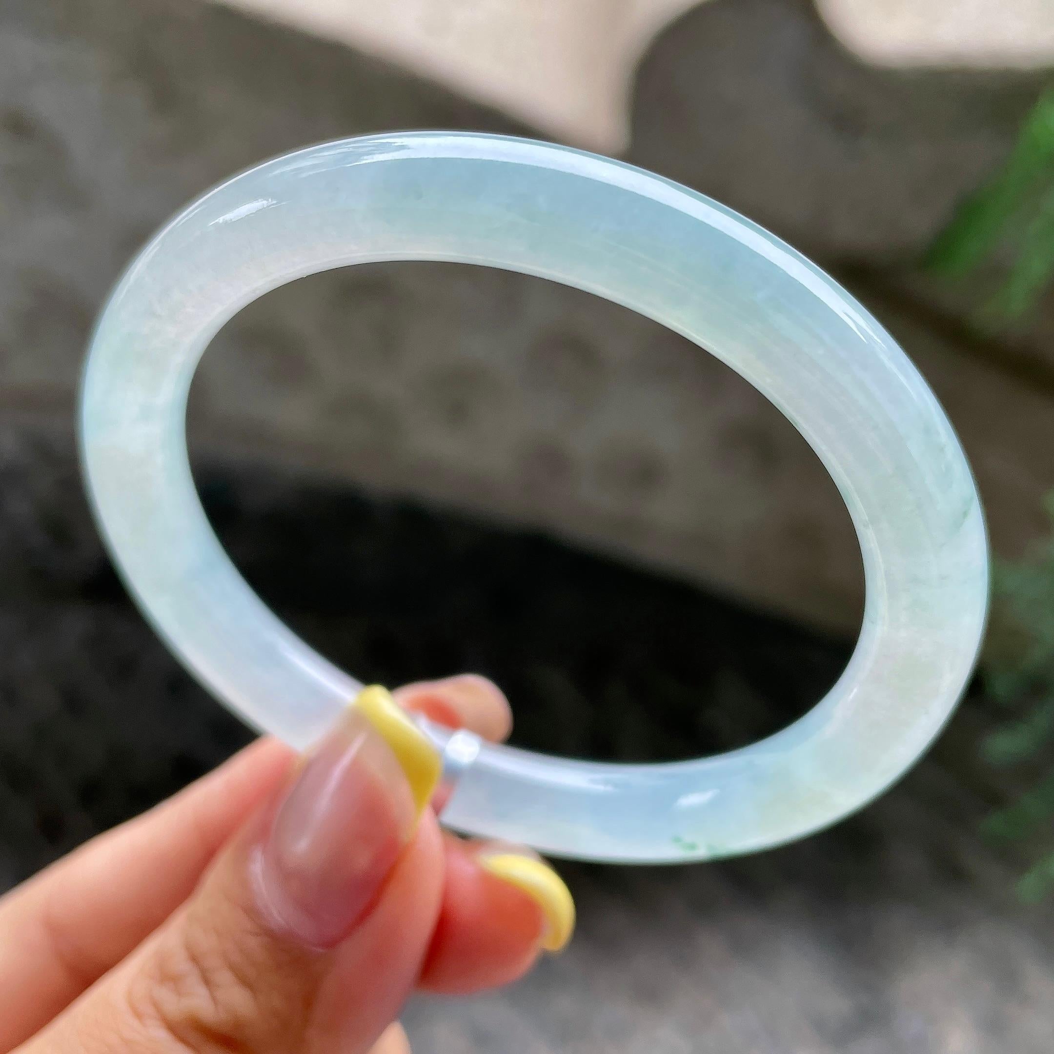 小圈口     糯冰种飘花贵妃手镯53.4圈         天然缅甸A货翡翠（yc392728）
