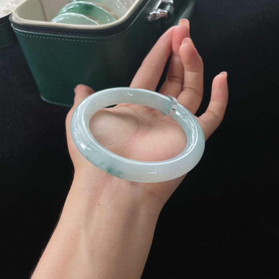 细糯冰飘花圆条翡翠手镯（61.8mm）（yc019457）