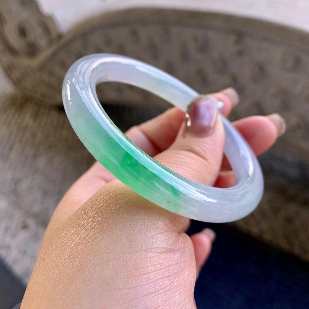 糯冰种淡紫底飘绿圆条手镯（53.4mm）（yc290113）