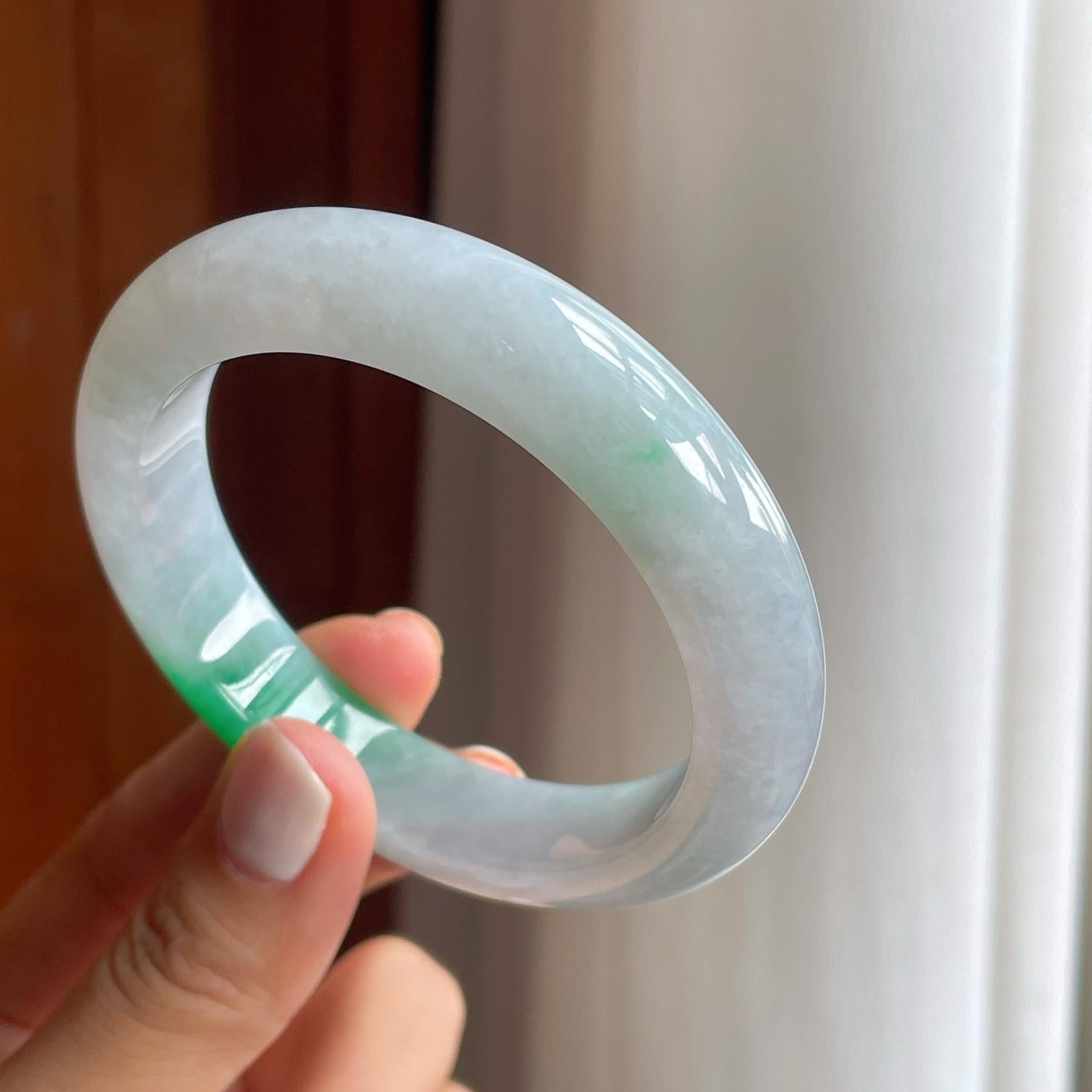 糯冰带辣绿色翡翠平安镯（56mm）（yc249148）