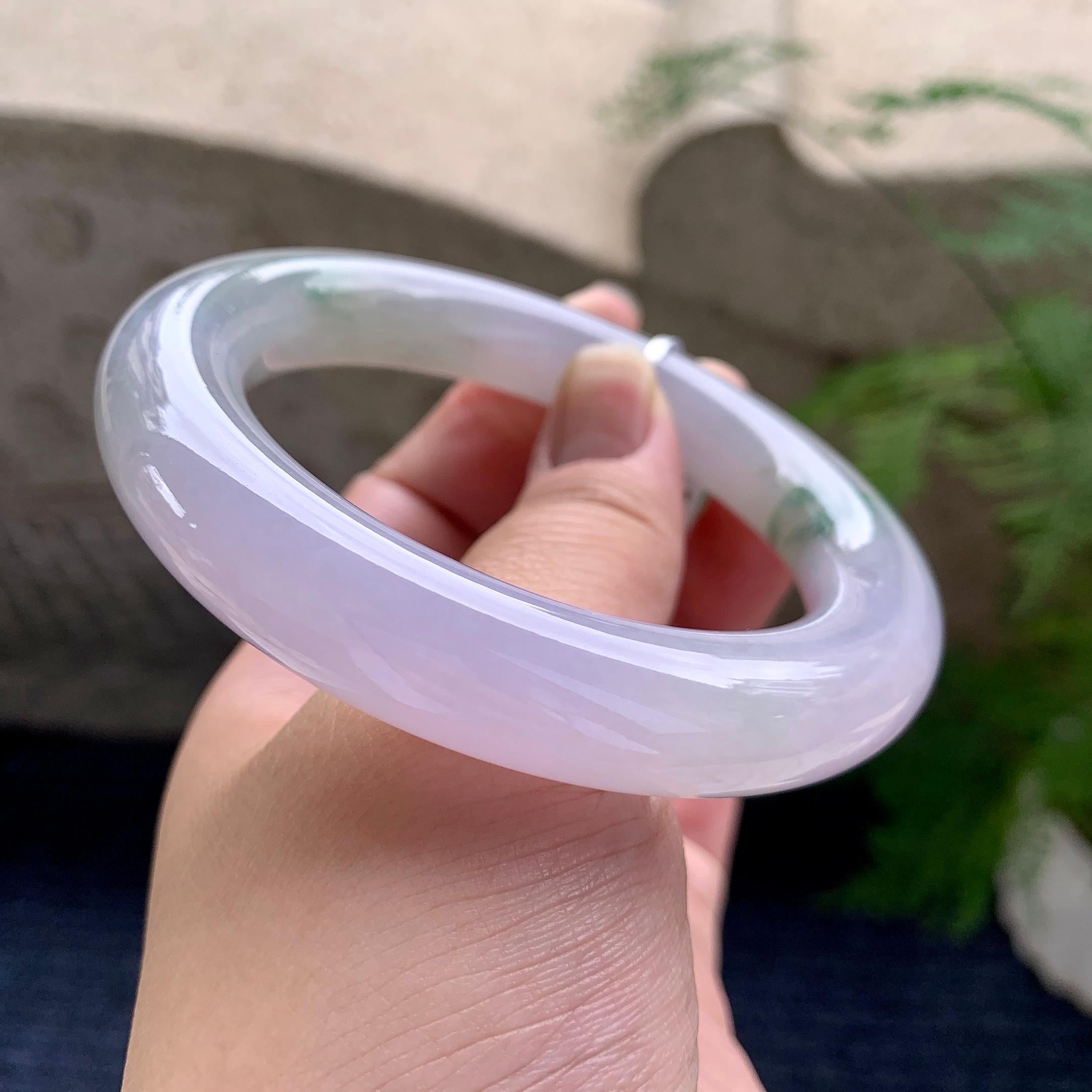 细糯种淡粉底飘花圆条手镯（59mm）