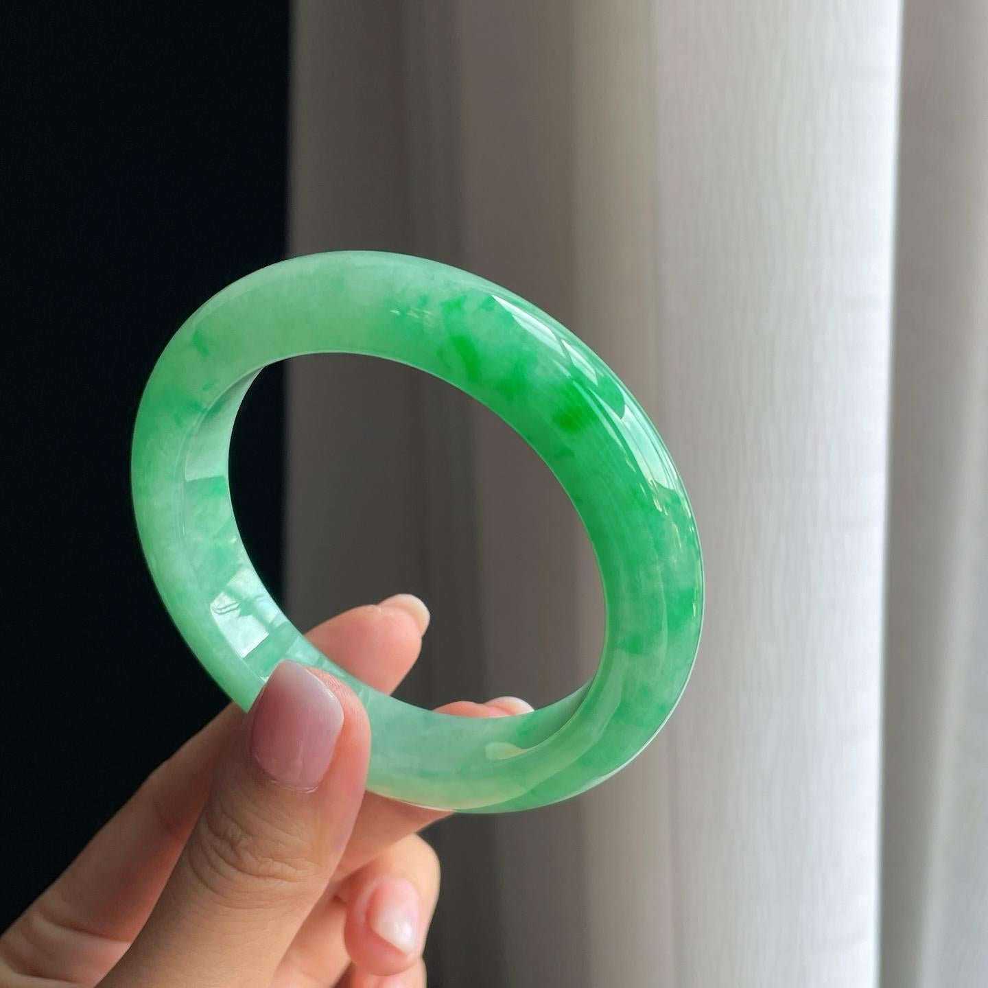 糯冰绿底带辣绿翡翠平安镯（58mm）（yc380005）