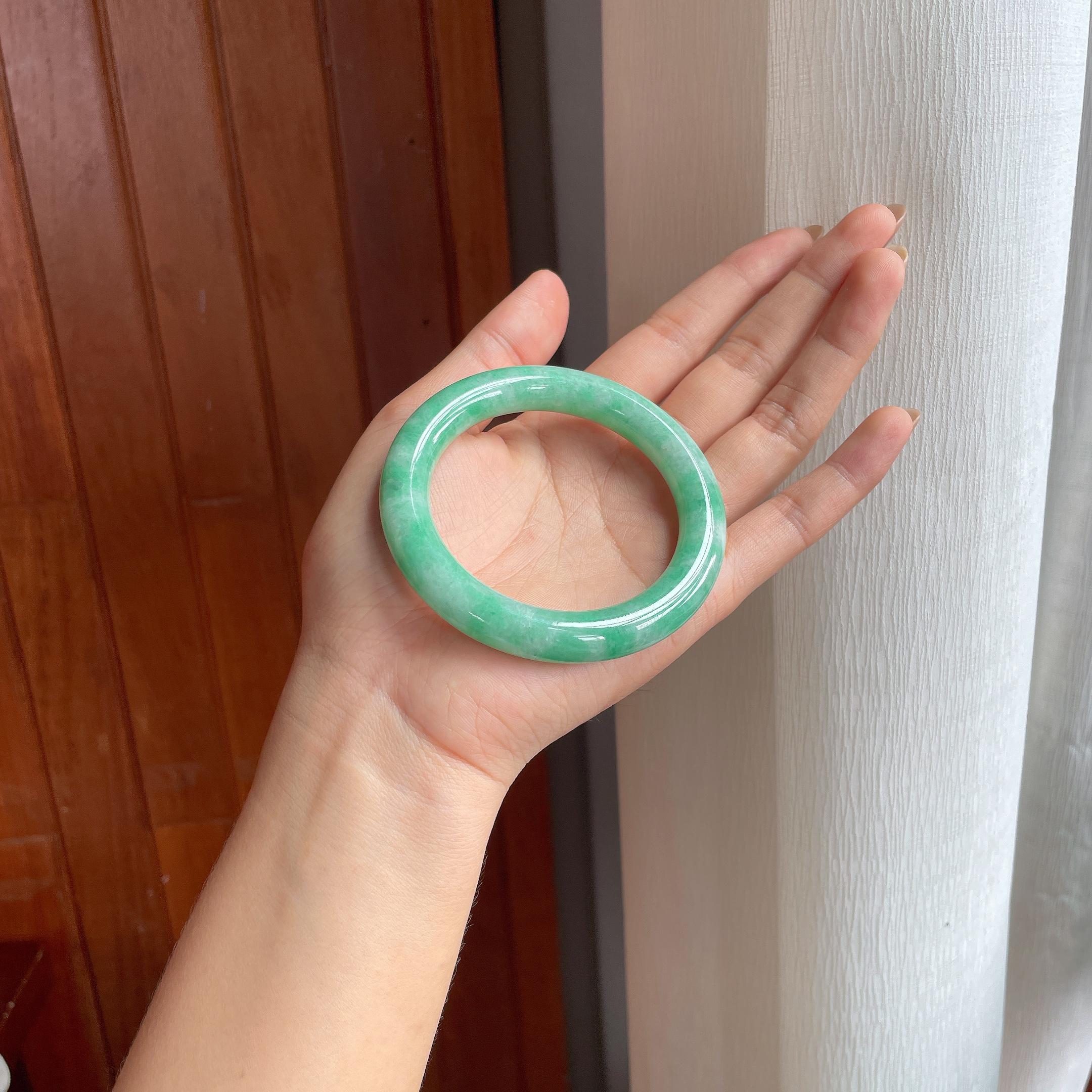 糯冰果绿翡翠圆条手镯（56mm）（yc423121）