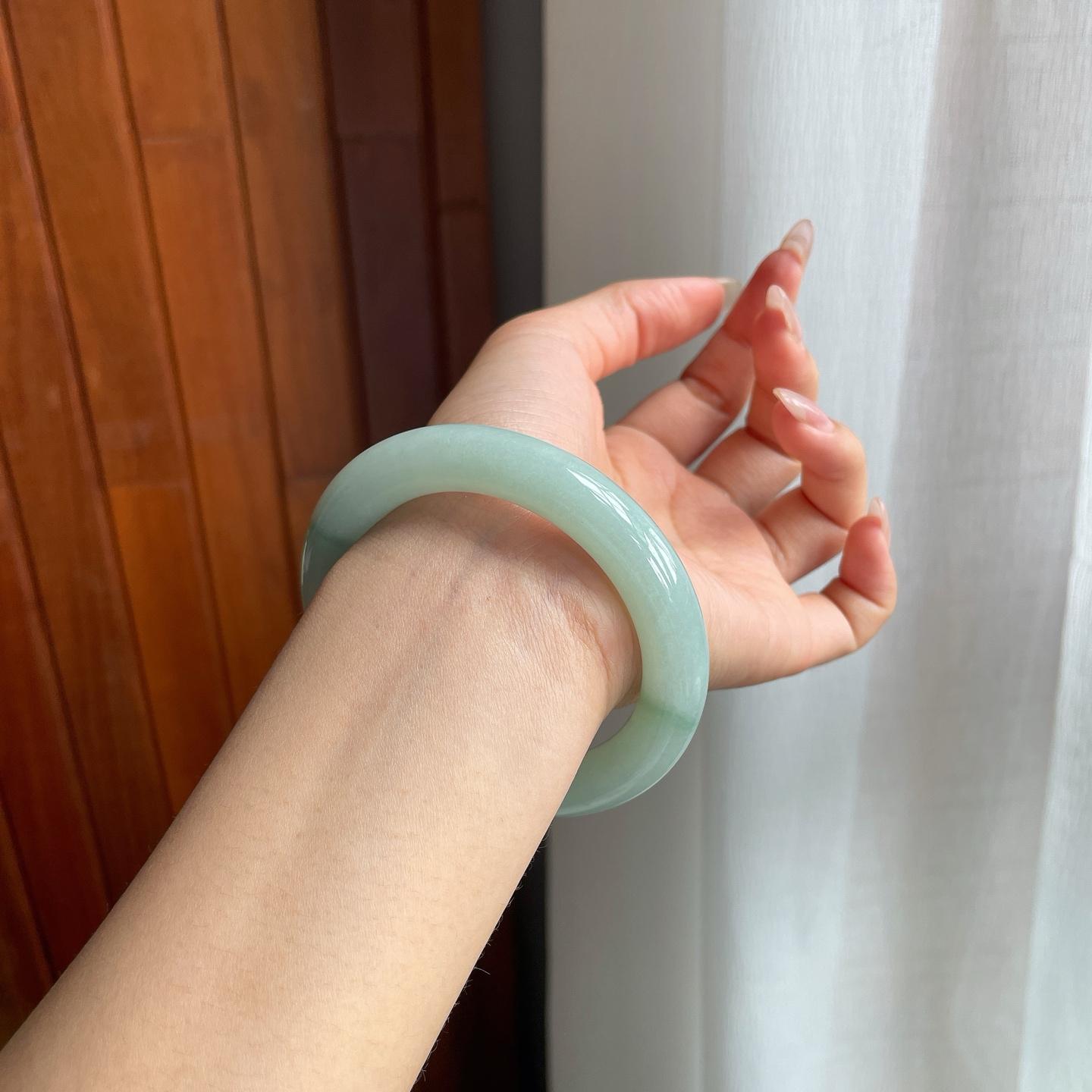 糯冰种晴底飘花翡翠圆条手镯（56mm）（yc199650）