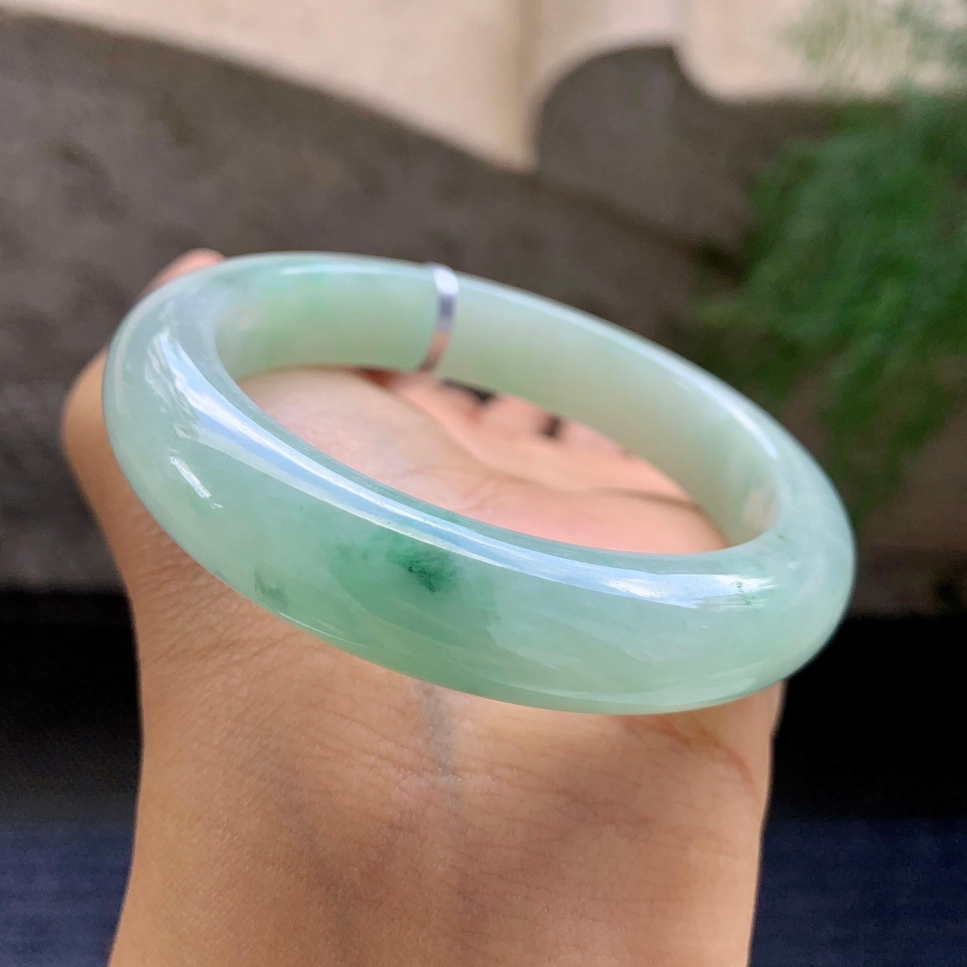 小圈口   细糯种晴底飘绿花正圈平安镯   53.6圈    天然缅甸A货翡翠（yc408829）