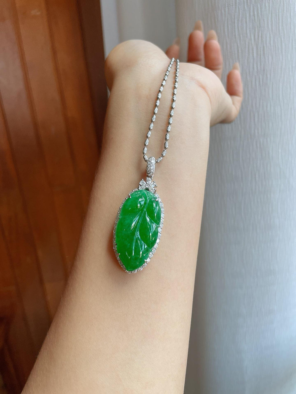 18k金镶糯冰满绿翡翠叶子（yc241723）