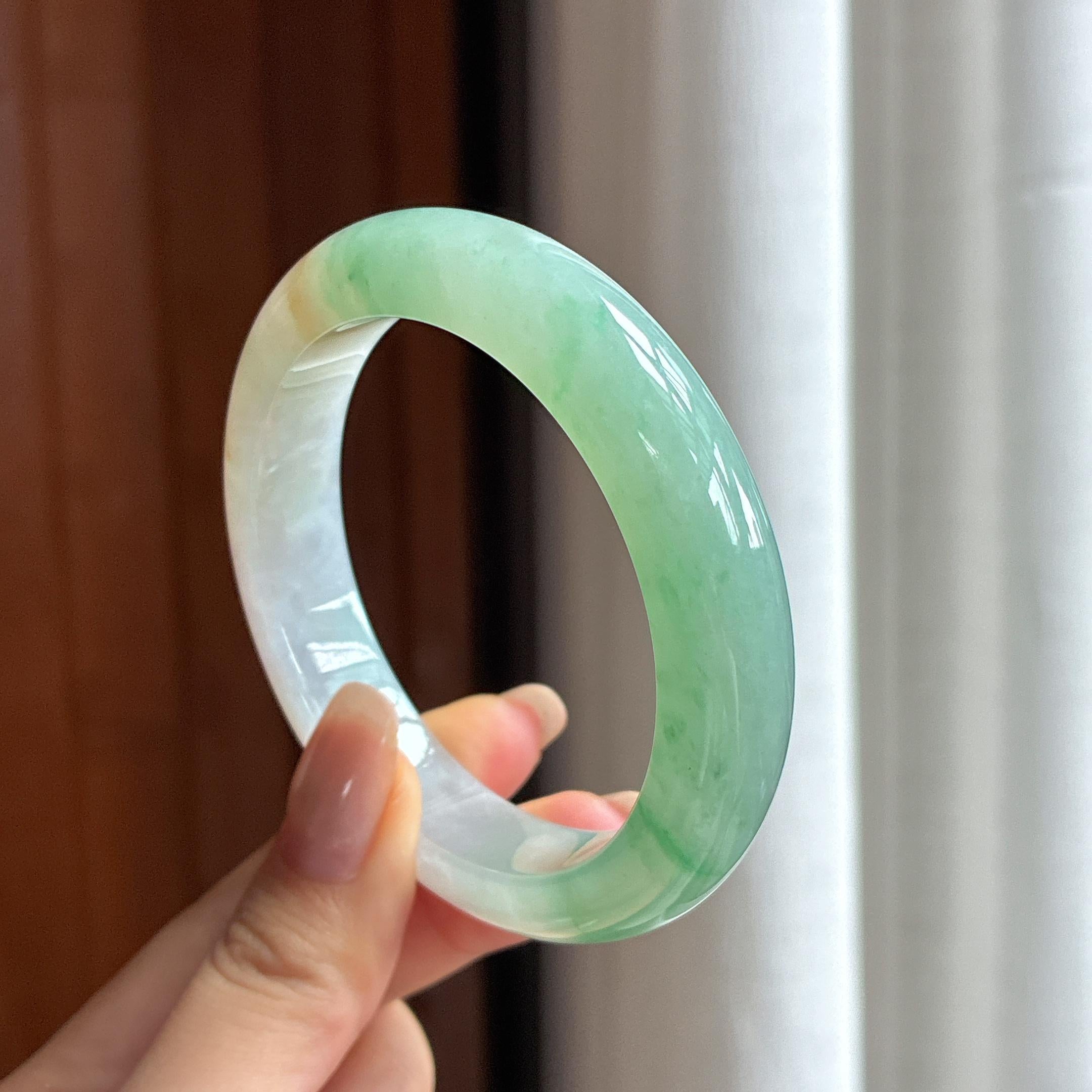 Vòng tay an bình bằng ngọc phỉ thúy Miến Điện tự nhiên loại A, đáy xanh trong, hoa bay, kích thước 55