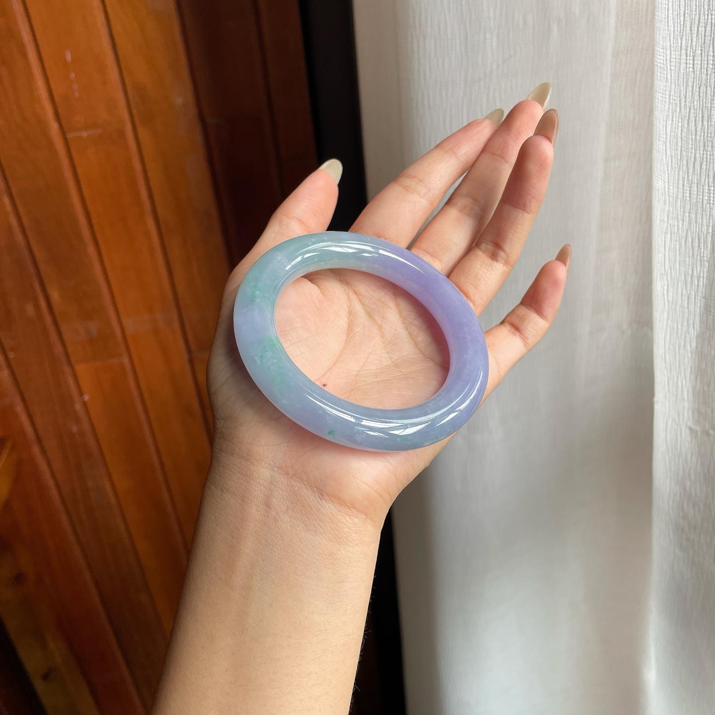糯冰种春彩紫罗兰翡翠圆条手镯（54mm）（yc221885）