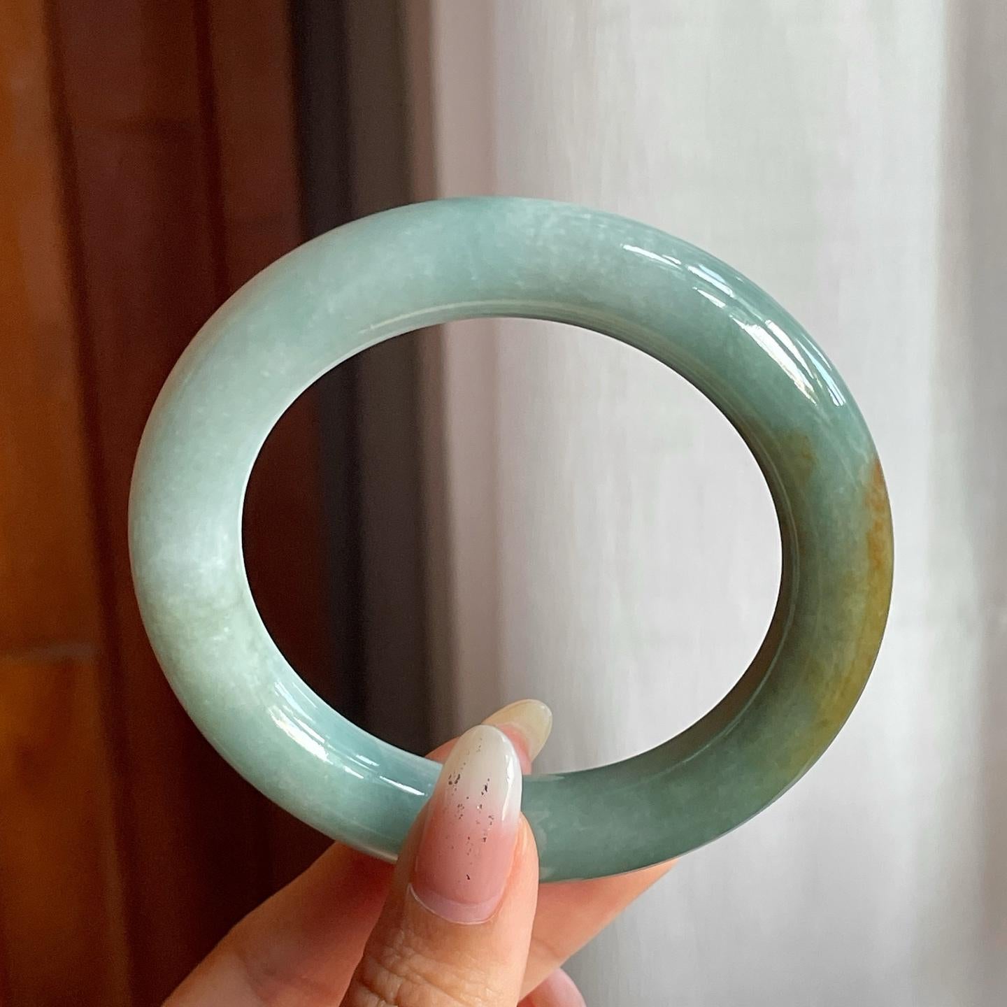 细糯种湖水绿带黄翡翡翠圆条手镯（56.7mm）（yc220245）