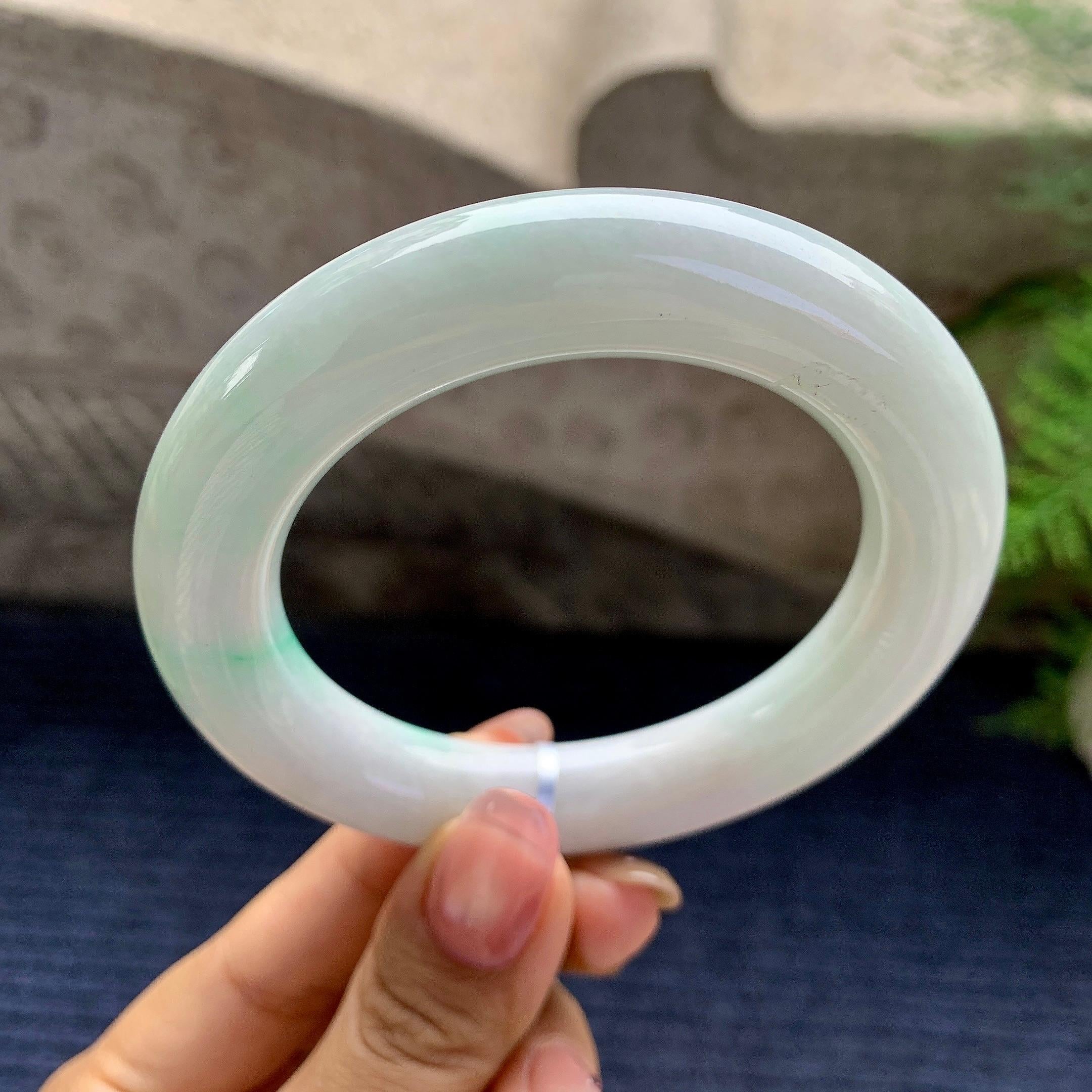 糯种飘绿圆条手镯（56.5mm）（yc280860）