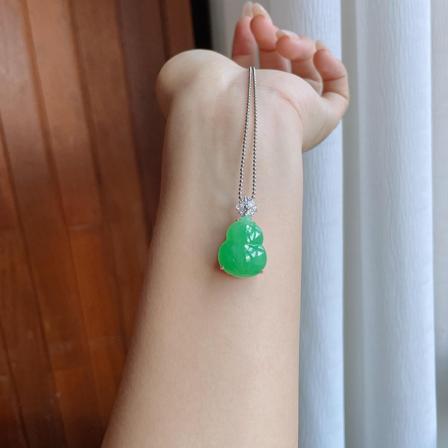 18k金镶糯冰满绿翡翠葫芦（yc241863）