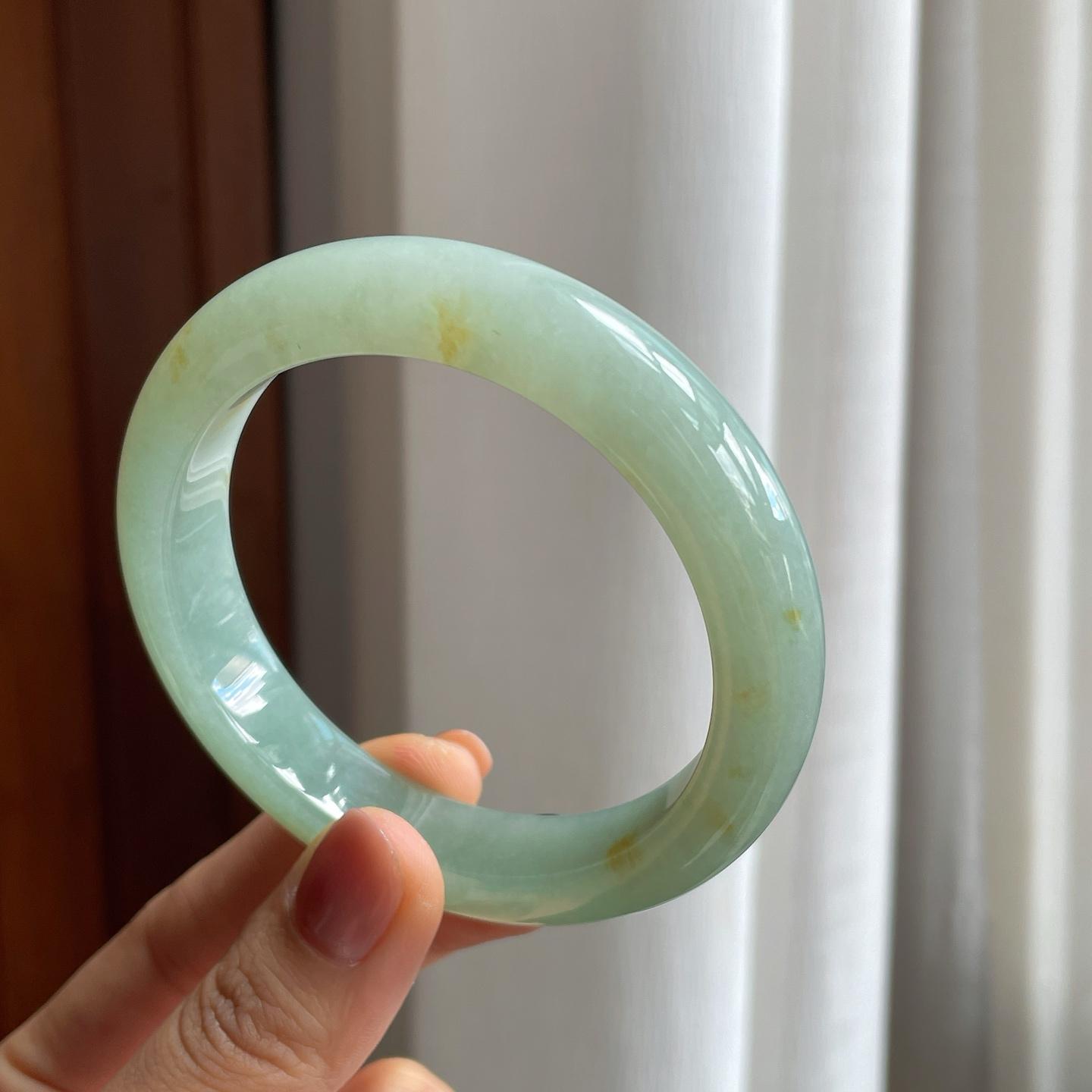 糯冰晴绿底飘黄翡翠平安镯（59mm）（yc277392）