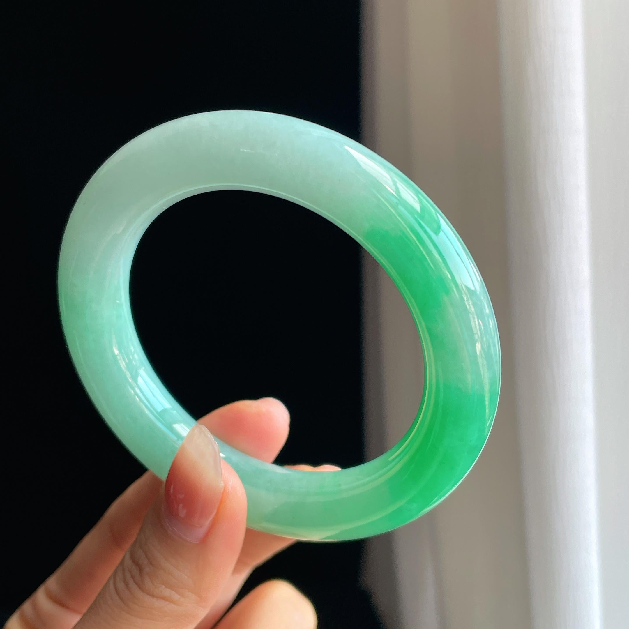 糯冰果绿翡翠圆条手镯（56.5mm）（yc329476）