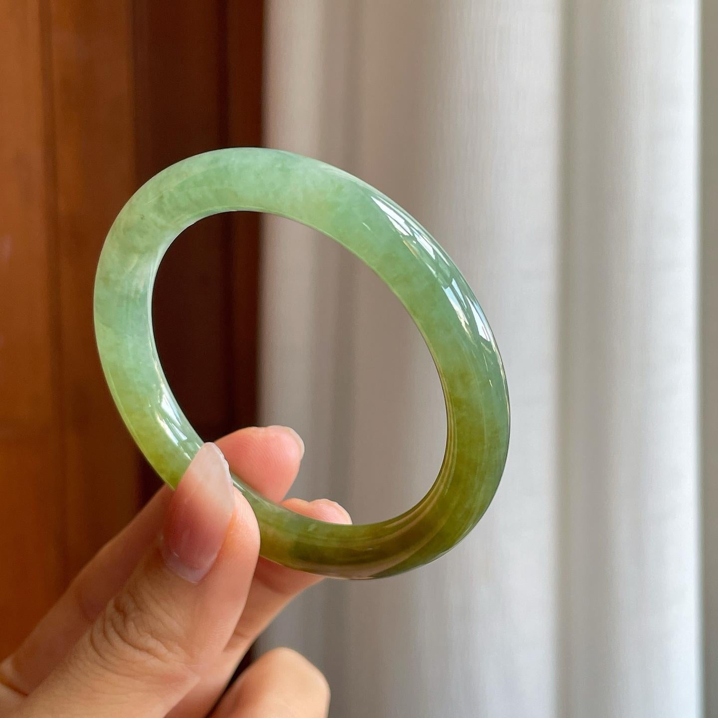 糯冰湖水绿带黄翡翠圆条手镯（52mm）（yc312924）