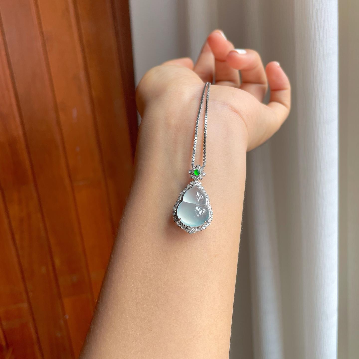 18k金镶冰种蓝底翡翠葫芦（yc247183）