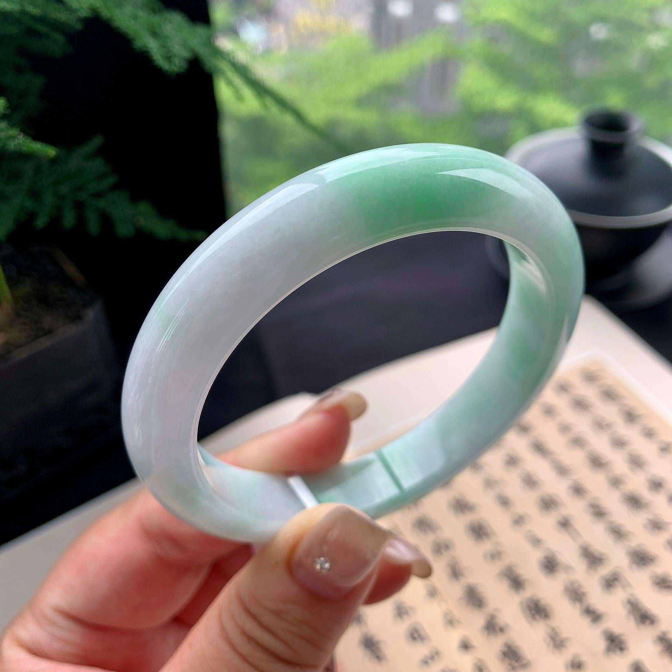 大圈口 细糯种晴底飘绿正圈平安镯 60圈口 天然缅甸A货翡翠（yc473056）