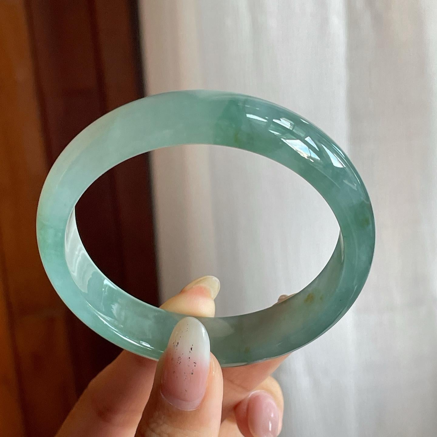 糯冰种湖水绿带黄翡翡翠平安镯（56mm）（yc220241）