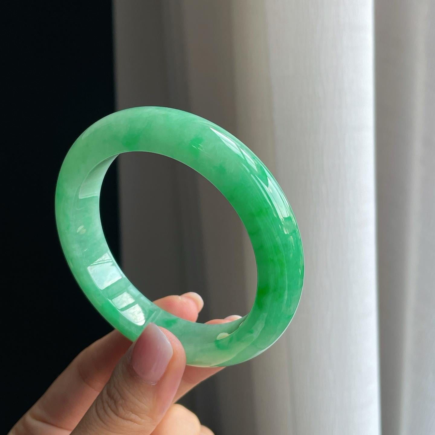 糯冰绿底带辣绿翡翠平安镯（58mm）（yc380005）